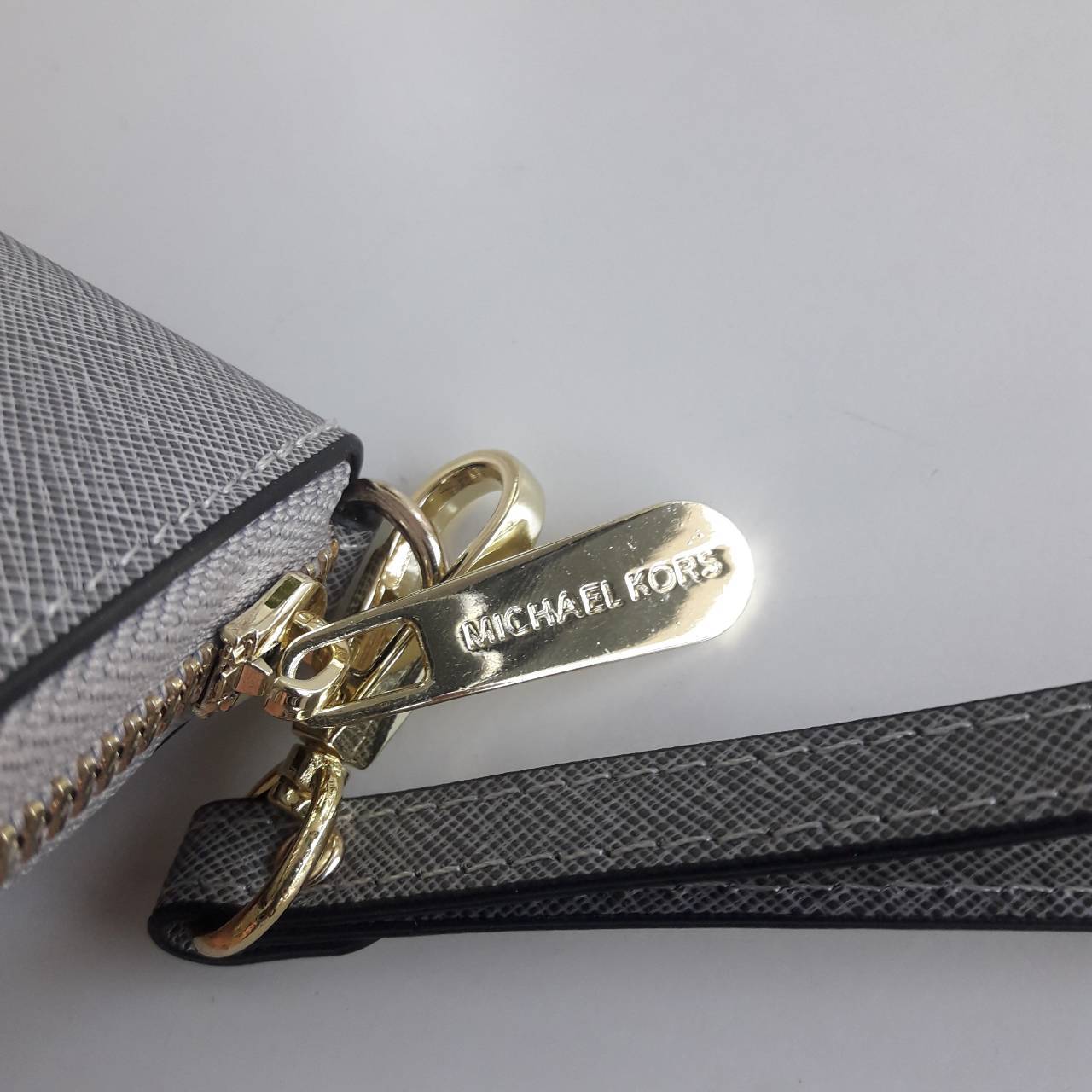 Best seller! งานขายดี รุ่นใหม่คะ Michael kors saffiano Wallet กระเป๋าสตางค์ใบยาว หนัง Saffiano ซิปรอบ สวยหรู มาก อะไหล่ปั้มโลโก้แบรนด์ ด้านในมีช่องใส่บัตร เยอะม้ากกก อีกด้านมีช่องแบงค์+ซิปใส่เหรียญ จุของได้เยอะจริงๆคะ ใส่ iphone 6+ ได้ สวยหรูดูดี อุปกรณ์ค