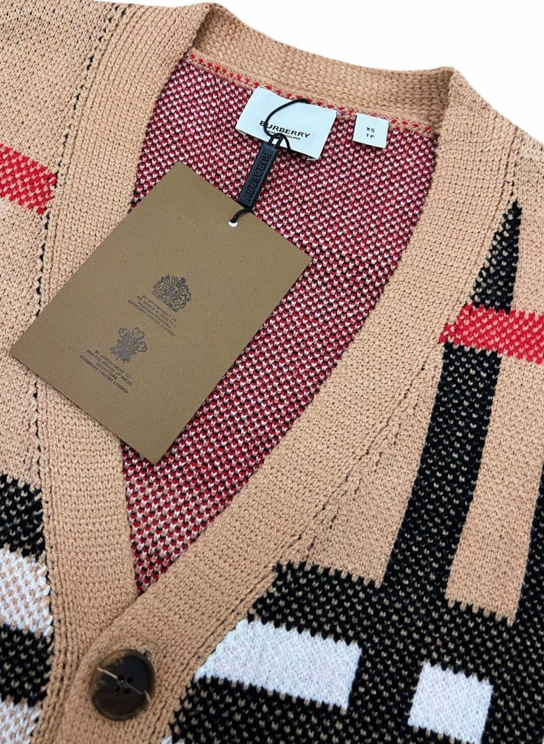 BURBERRY Wool Striped Cardigan / BURBERRY Jacket เกรดออริจินอล มีป้ายแท็กที่คอเสื้อทุกตัว ใส่ได้ทั้งผู้หญิงผู้ชาย พร้อมส่งที่ไทย ภาพสินค้าถ่ายจากงานขายจริง ใช้งานต่างประเทศได้