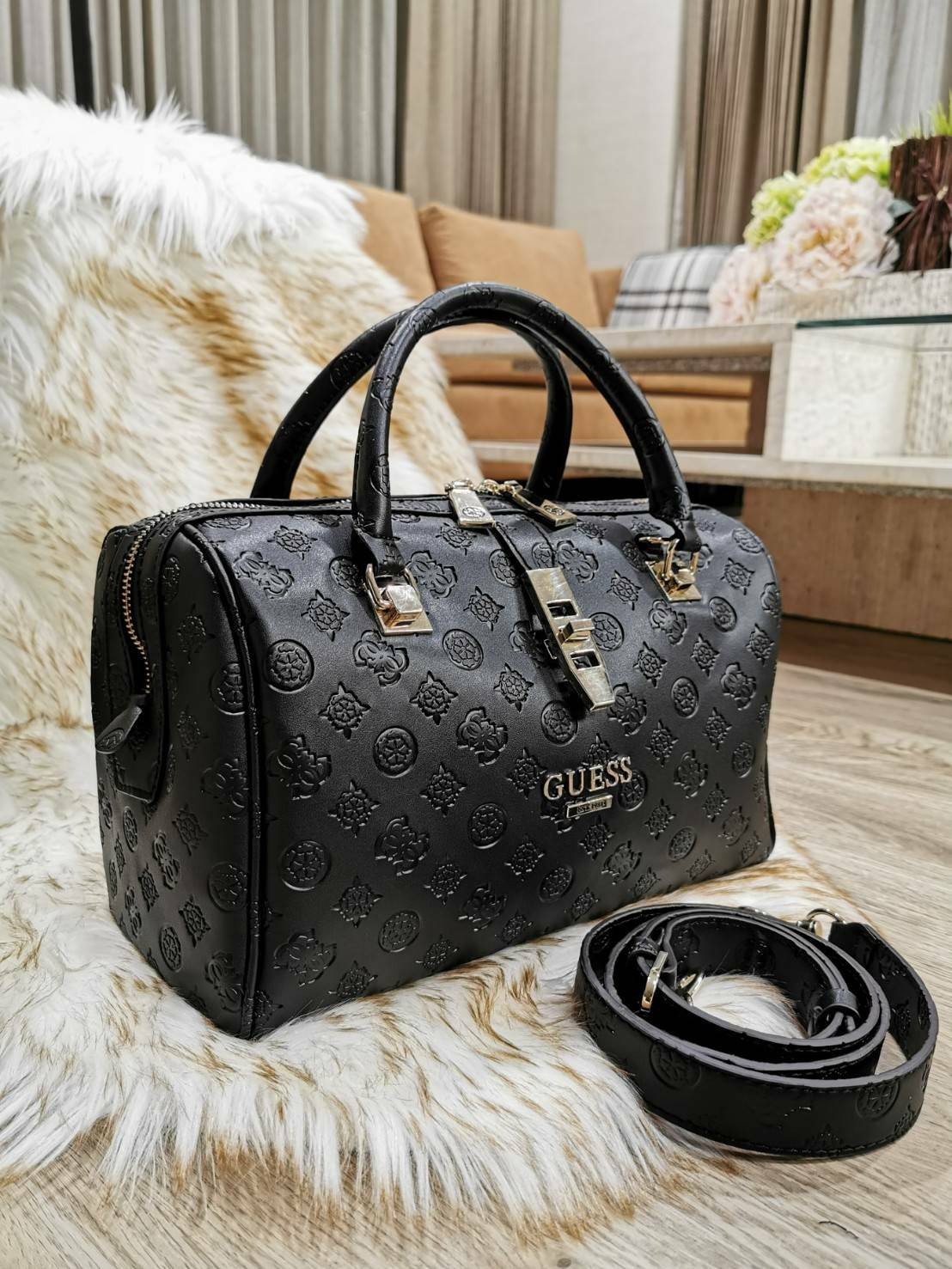 GUESS WOMEN’S SINGNATURE BOWLING BAG กระเป๋าสะพายทรง Bowling รุ่นใหม่จาก GUESS FACTORY หนังนิ่มสวยหรูอยู่ทรงปั้ม SINGNATURE BRAND รอบใบโดดเด่น ใบใหญ่กำลังดี น้ำหนักเบา ด้านหน้าประดับโลโก้ หูหิ้วเเข็งแรงพับลงได้ เปิดปิดด้วยซิปคู่สะดวกใช้ หัวซิปแบรนด์ ภายใน