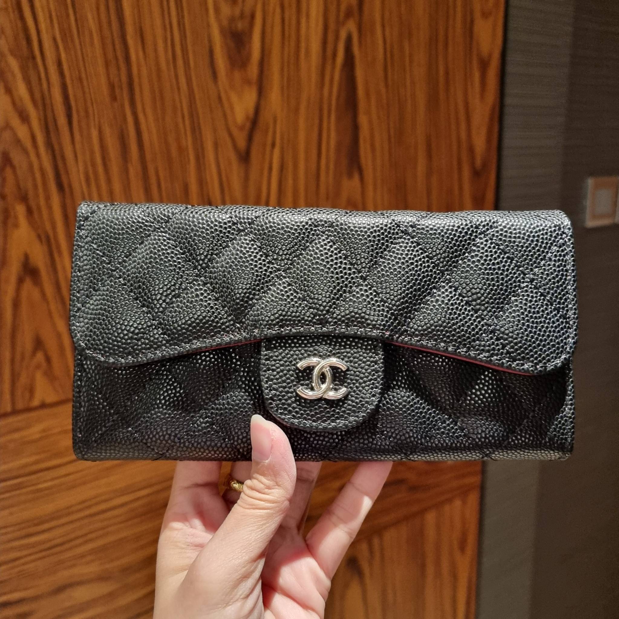 VIP 】กระเป๋าสตางค์ใบยาวรุ่นฝาพับที่ถามหากันมากที่สุด!! สวยรับทรัพย์จาก Chanel วัสดุหนังลายคาร์เวีย ลุคผู้ดีที่สุด เปิด-ปิดด้วยกระดุมแม่เหล็ก ภายในกระเป๋ามีช่องใส่บัตรได้เยอะ ใส่ธนบัตร ใส่เหรียญได้ มีช่องซิปแยกอีกหนึ่งช่อง ดีไซน์เรียบหรูดูคลาสสิค!! สาวๆห้า