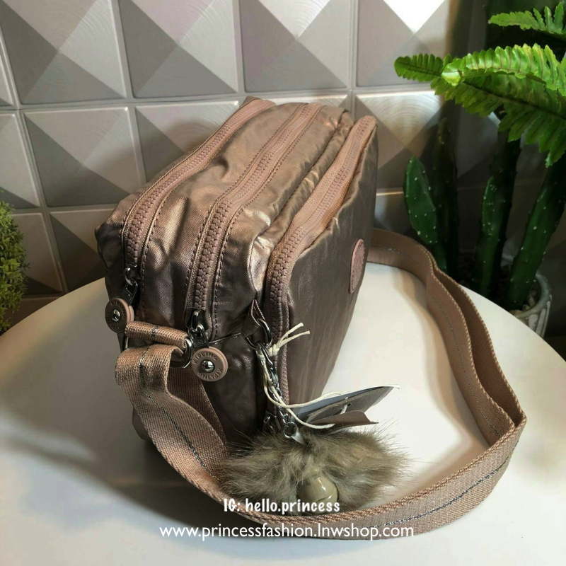 Kipling Silen สี Metallic กระเป๋าสะพายรุ่นใหม่ สายสะพายปรับระดับสั้น-ยาวเป็นกระเป๋าสะพายเฉียงลำตัวได้ค่ะ ช่องซิปเยอะ ใส่ของได้เป็นสัดส่วน จุสัมภาระได้ดีเลยค่ะ ช่องซิปด้านในเป็นช่องแบบเสียบการ์ดได้ด้วย หยิบใช้สะดวก แจ๋วไปเลยค่ะ ทรงสวย สะพายน่ารักค่ะ