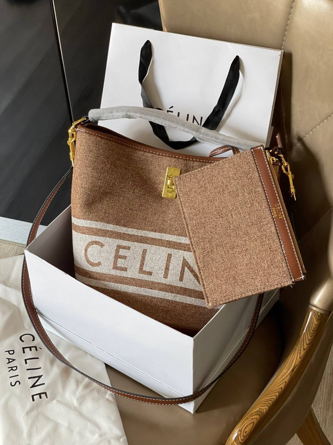 Celine Bucket Bag In Textile with Celine Logo สาว ๆ คนไหนกำลังมองหากระเป๋าสะพายที่สามารถจุของได้แบบกำลังพอดี เราขอแนะนำเป็นใบนี้เลยค่ะ เพราะมีขนาดที่ไม่เล็กและไม่ใหญ่จนเกินไป ให้ความคล่องตัวสูง มีฐานกว้างสามารถใช้สะพายไหล่เมื่อต้องการออกงานทางการหรือจะสะพ