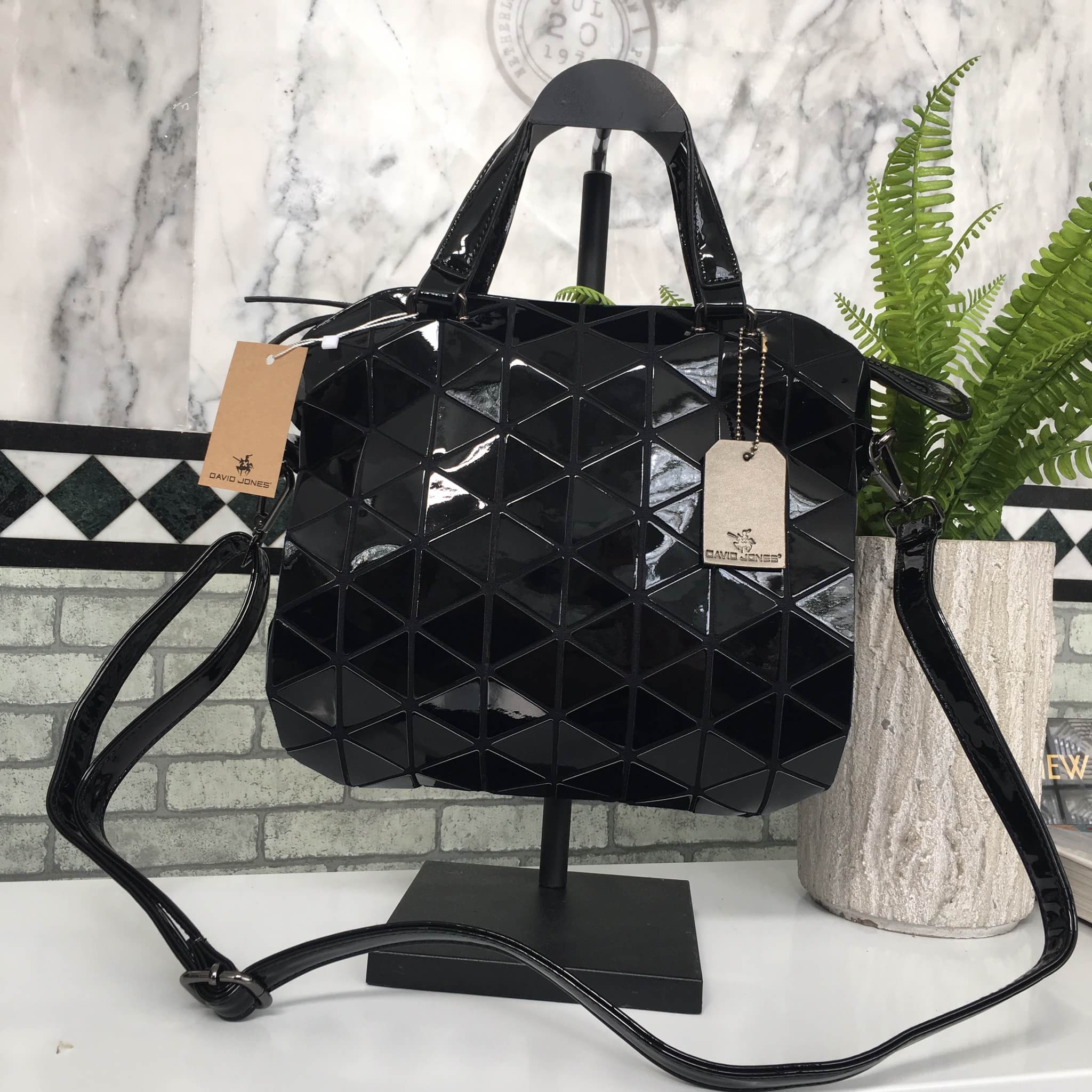 มาใหม่จ้า ทรงสุดฮิตจากแบรนด์ David Jones กระเป๋า ทรง Tote ตัวกระเป๋าเย็บติด ด้วยแผ่นอคิลิค สีดำสุดหรู ดีไซน์เกร๋ #จุดเด่นที่ น้ำหนักเบา สามารถ ถือ หรือ สะพายไหล่ได้คะ ใบใหญุจุของคุ้ม แต่น้ำหนักเบาคะ มีใบเดียวจบ #ควรมีติดตู้คะแนะนำเลย