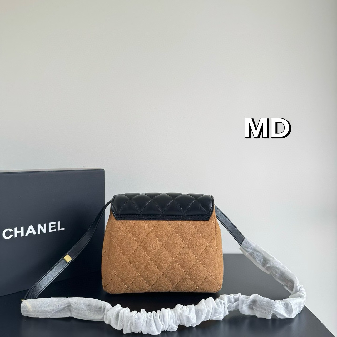 Chanel 25a Suede Mini Crossbody Bag กระเป๋าสะพายคลาสสิก ดีไซน์ทูโทนสุดไอคอนิก ฝาพับหนังตัวกระเป๋าหนังกลับสวยหรูลงตัว ไซส์มินิน่ารักน่าใช้