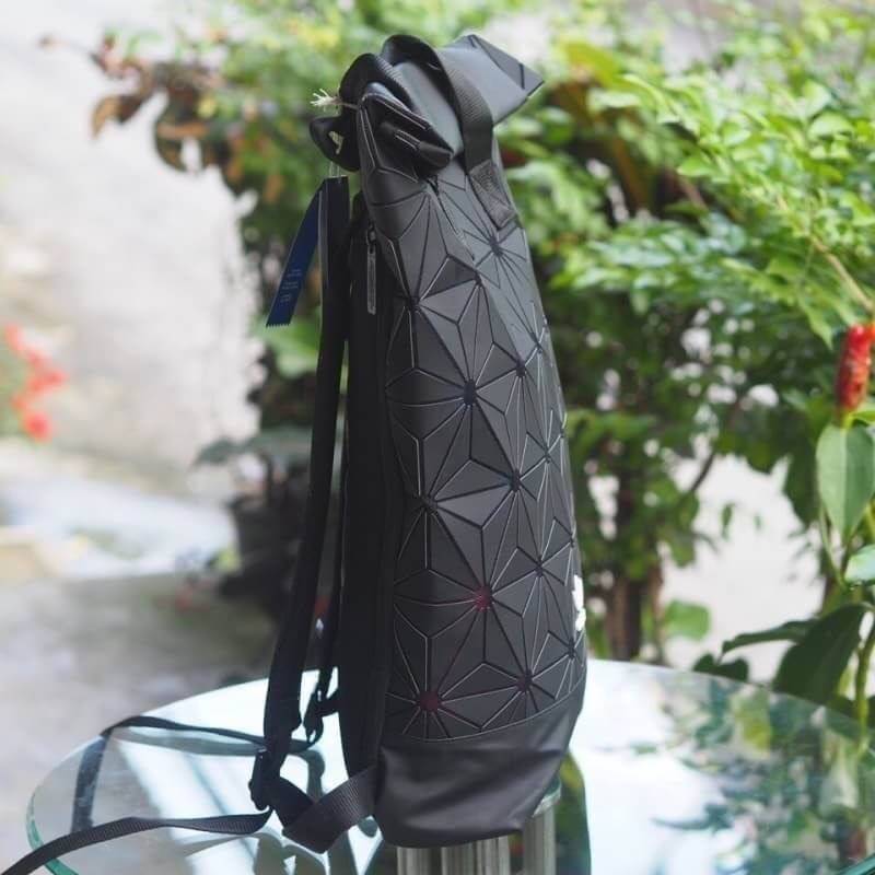 Adidas 3D Roll Top Backpack กระเป๋าเป้ Unisex ดีไซน์สุดฮิตสไตล์ ISSEY MIYAKE ใช้ได้ทั้งชายและหญิง เปิดปิดแบบ Roll Top ด้านหน้ามีโลโก้ ด้านหลังมี1ช่องซิป หัวซิปตีแบรนด์2ฝั่งตามคอลเลคชั่นY2018สวยดูดีใบใหญ่กำลังดีน้ำหนักเบา ภายในกว้างและจุ มีโลโก้ ช่องซิปช่อ