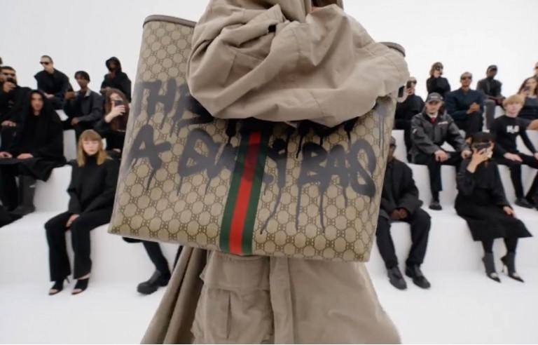Gucci x Balenciaga The Hacker Project Graffiti Tote กระเป๋าช้อปปิ้งทรงโท้ท โดดเด่นด้วยลวดลายเพ้นท์กราฟฟิตี้ ใบใหญ่ จุสัมภาระได้อย่างจุใจ
