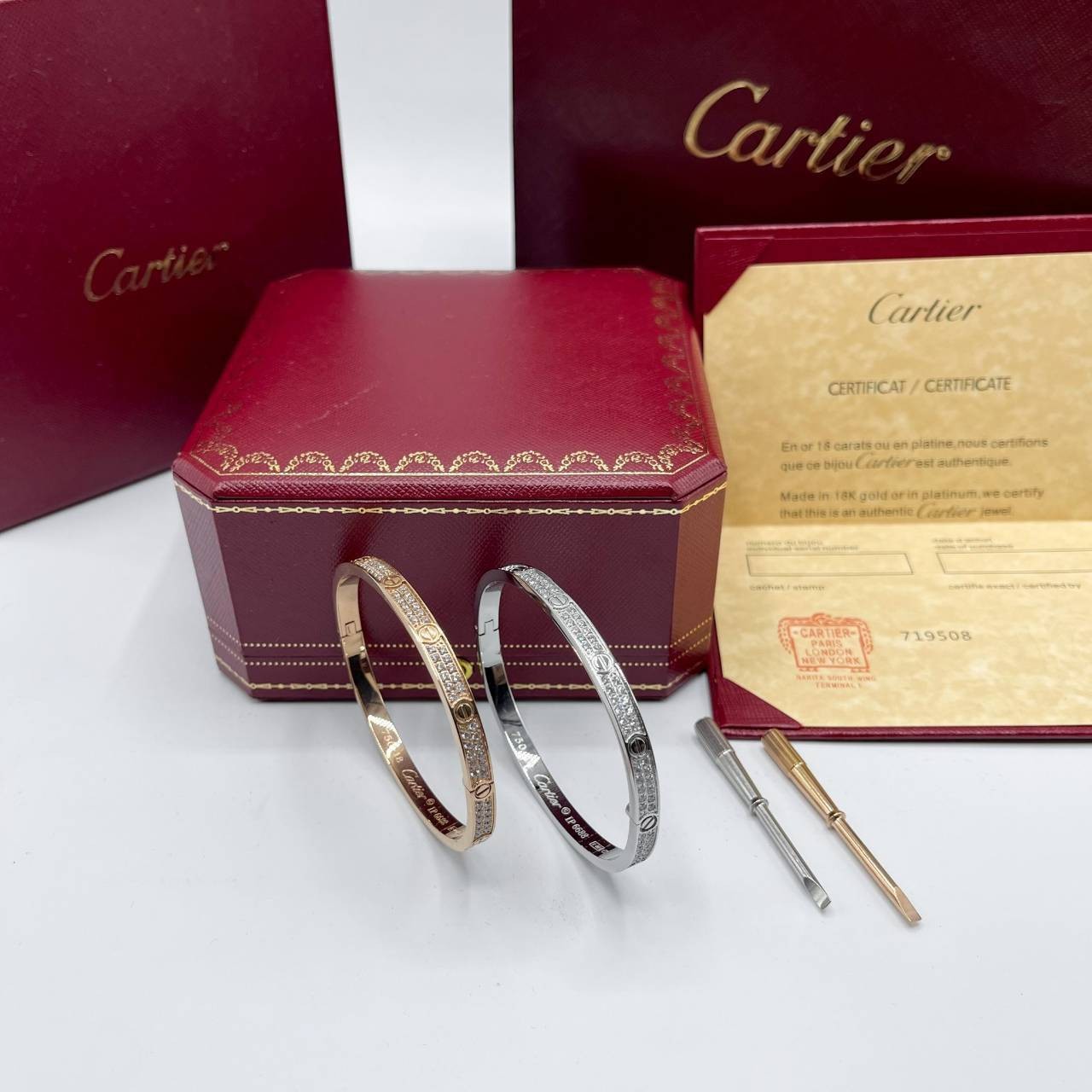Cartier Love Bracelet Small Model กำไลข้อมือคาเทียร์ เกรดเทพออริจินิล ปั้มทุกจุด มีเลขปั้มด้านในวงครบ วัสดุคุณภาพดี ไม่ลอกไม่ดำ พร้อมกล่องหนาตามแบบปั้มลายแบรนด์ ภาพสินค้าถ่ายจากงานขายจริง ใช้งานต่างประเทศได้