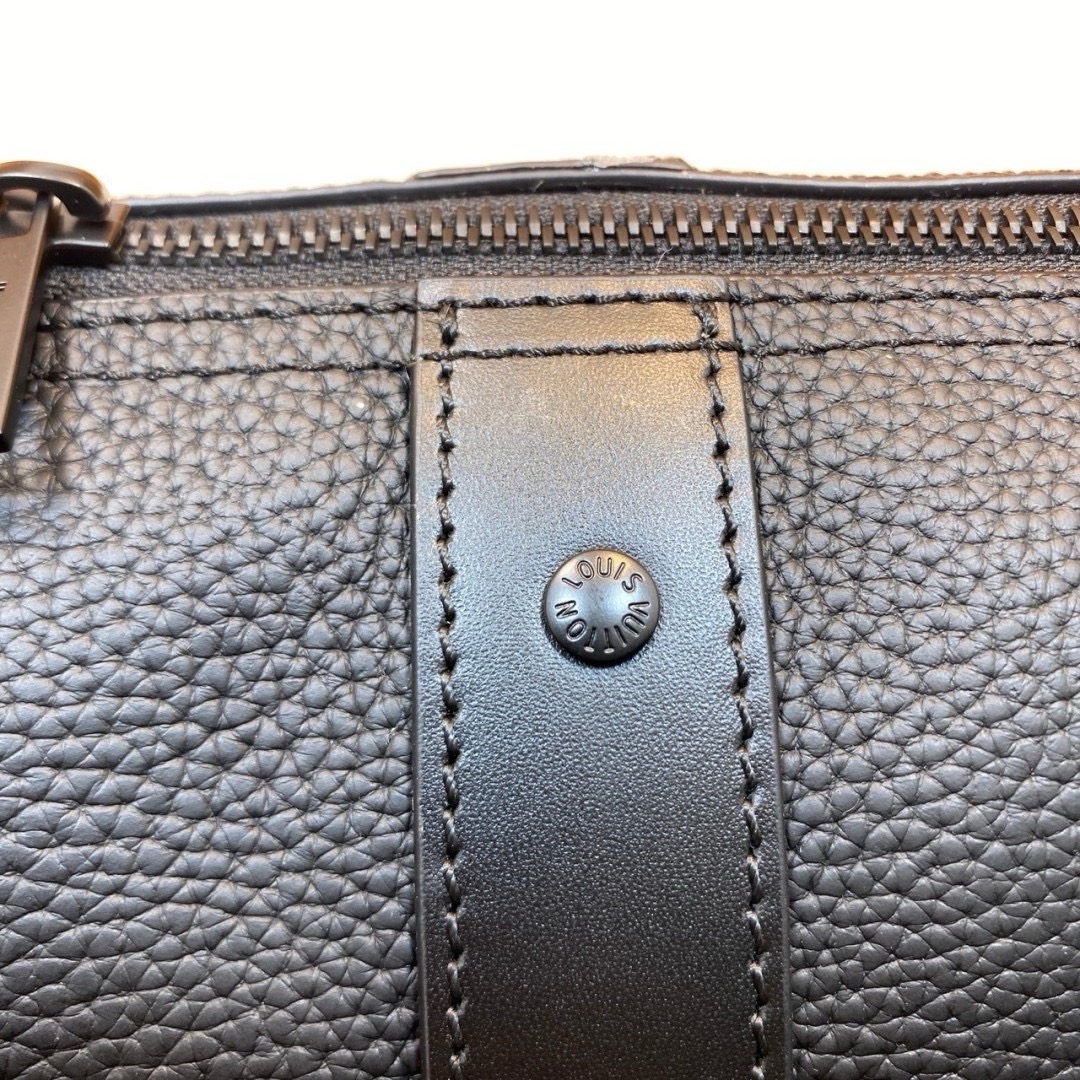 สลับแท้ LV City Keepall Bag 27cm กระเป๋าสะพายทรงหมอนสุดไอคอนิก หนังแท้ Aerogram สีดำคลาสสิก โดดเด่นด้วยโลโก้ LV โลหะสีดำสะท้อนเอกลักษณ์เรียบง่าย หรูหราร่วมสมัยอย่างลงตัว