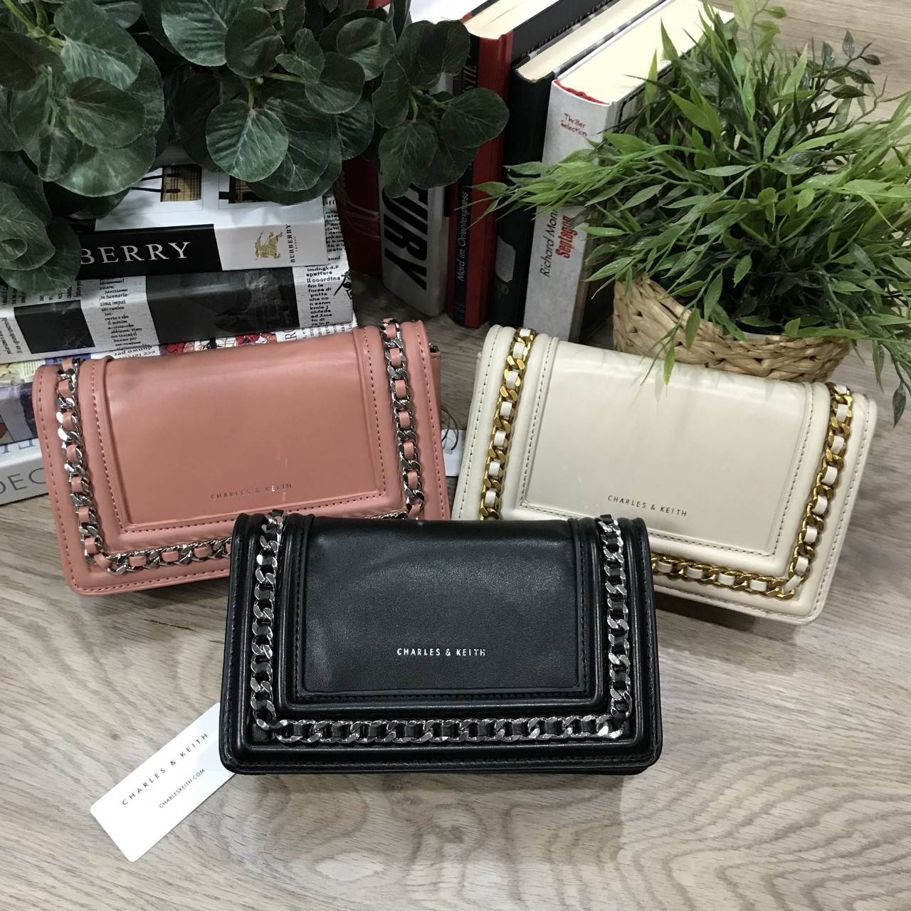 NEW ARRIVAL! CHARLES & KEITH CHAIN DETAIL CROSSBODY BAG กระเป๋าสะพายทรงสี่เหลี่ยมรุ่นชนช็อปขนาดกำลังดีวัสดุหนังนิ่มเรียบประดับด้วยโซ่ด้านหน้าดูมีดีเทล เปิดปิดด้วยกระดุมแม่เหล็ก ภายในมีช่องใส่บัตรและช่องซิป มาพร้อมสายโซ่ต่อหนังถอดถือเป็นคลัชได้ ภาพถ่ายสินค