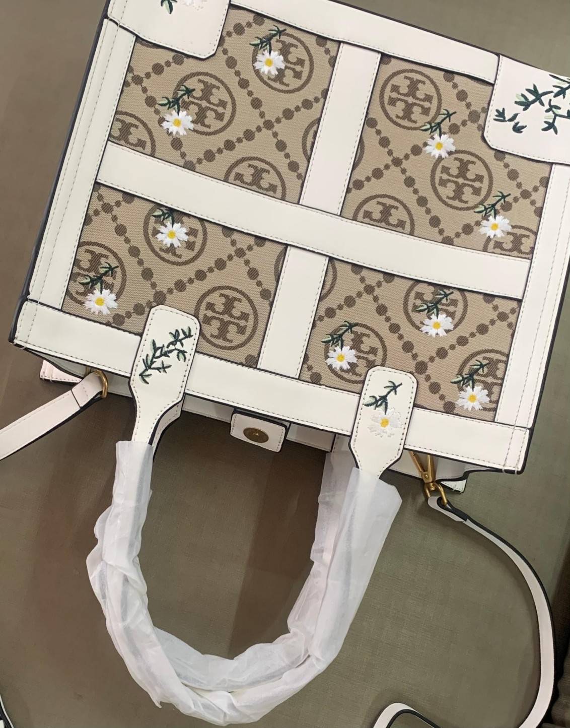 Tory Burch ella jacquard embroidered quadrant tote ลายโมโนแกรม (Monogram) (Material : Woven jacquard leather) ดีไซต์ลำ้เอกลักษณ์ที่โดดเด่น เป็นอีกหนึ่งรุ่นที่ Tory ฺBurch ภูมิใจนำเสนอ ใบใหญ่ค่ะ จุของได้เยอะ ใส่ A4 ได้ งานสวย ตั้งอยู่ทรง จุดเด่นของรุ่นนี้ค