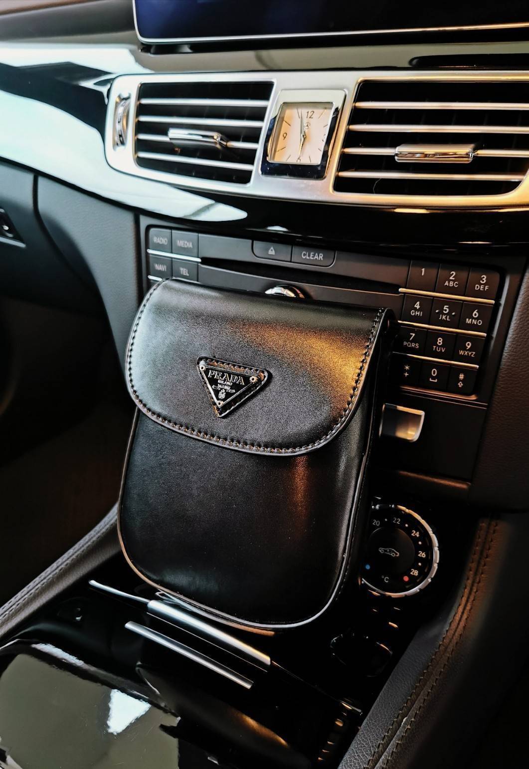 พรีเมี่ยมกิ๊ฟแท้ 100% 】Prada Leather Crossbody Bag Gift With Purchase (GWP) พรีเมี่ยมกิ้ฟรุ่นใหม่ล่าสุดจาก Prada Perfume DutyFree Counter หนังเรียบสวยอยู่ทรงด้านหน้าประดับโลโก้แบรนด์เปิดปิดด้วยฝาปิดกระดุมแม่เหล็ก