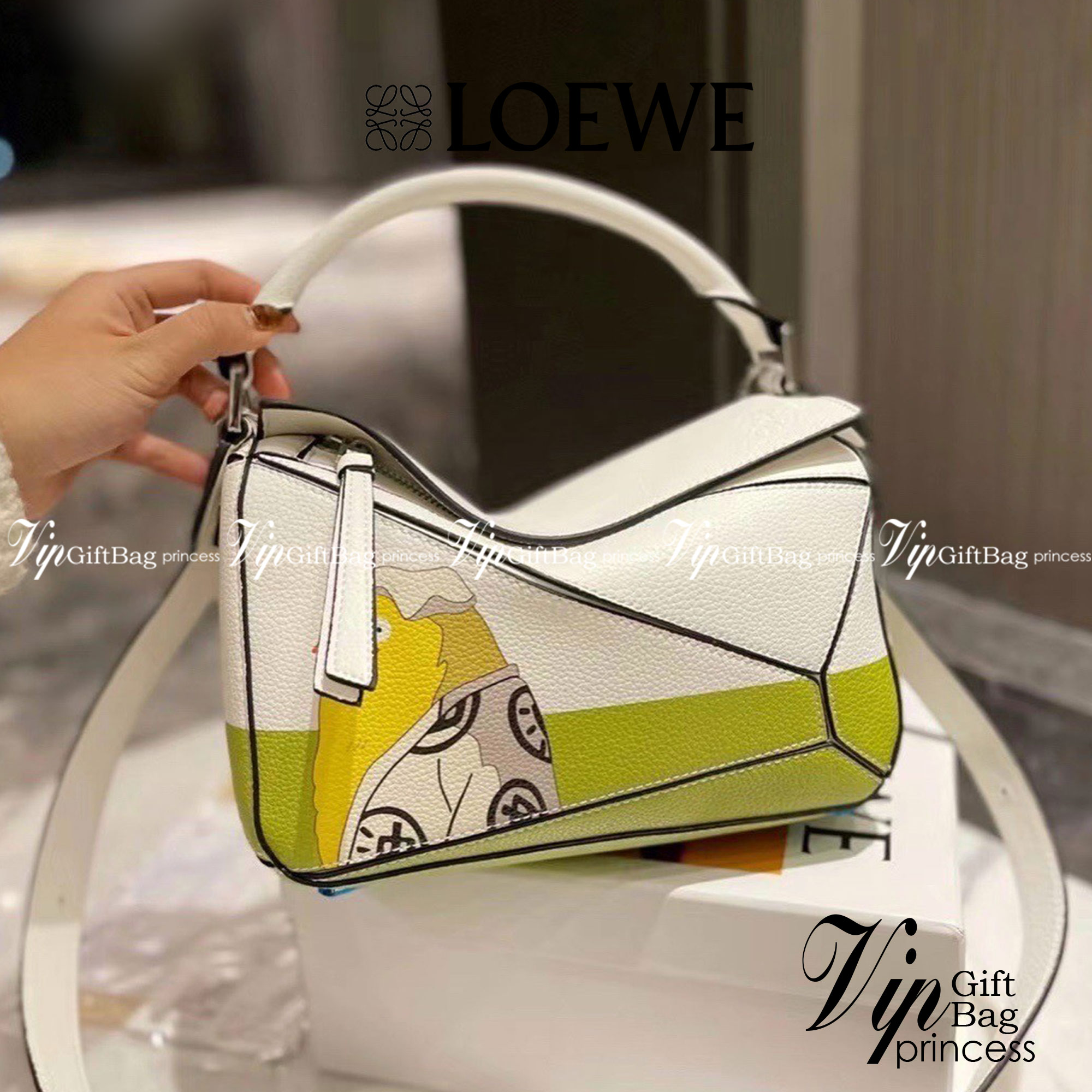 Loewe Puzzle Bag / Loewe X My Neighbor Totoro Puzzle bag การร่วมงานสุดคิวท์ที่น่าจับจอง สำหรับใครที่ชื่นชอบการ์ตูนแอนิเมชั่นญี่ปุ่นอย่าง My Neighbor Totoro การออกแบบคาแร็กเตอร์ที่ใครๆ ต่างก็บอกว่าน่ารัก ล่าสุดก็เป็นที่น่าตื่นเต้นอีกครั้ง เมื่อสตูติโอดังได