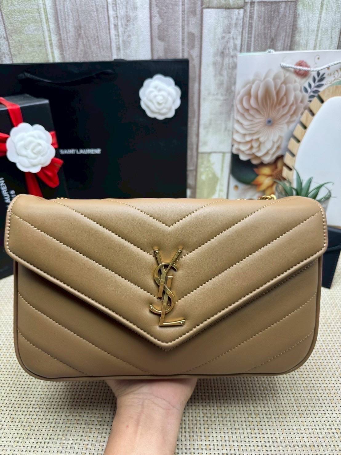 ORI หนังแท้ | 28cm YSL LOULOU medium in MATELASSÉ กระเป๋าสะพายสายโซ่าีทองหรูหรา งานหนังแท้เนื้อนุ่มตะเข็บเย็บลายเชฟรอนสวยหรูโดดเด่นเป็นเอกลักษณ์ 🤍 เกรดออริจินอล หนังแท้