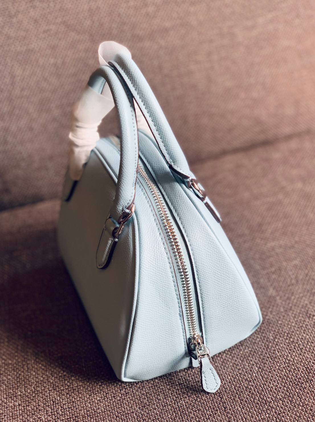 COACH SYDNEY SATCHEL BAG CA202 CA591 CB596 ใหม่ล่าสุด กับคอลที่สาวๆต้องหลงรัก กระเป๋าสะพายทรง satchel ที่มีรูปทรงดึงดูดสายตา สวยแรกเห็น วัสดุหนัง crossgrain พร้อมหูจับในตัว เปิด-ปิดด้วยซิป ภายในโล่งกว้าง ขนาดกำลังดี มีสายครอสให้ ปรับได้ตามชอบ ใบจริงลูกคุณ