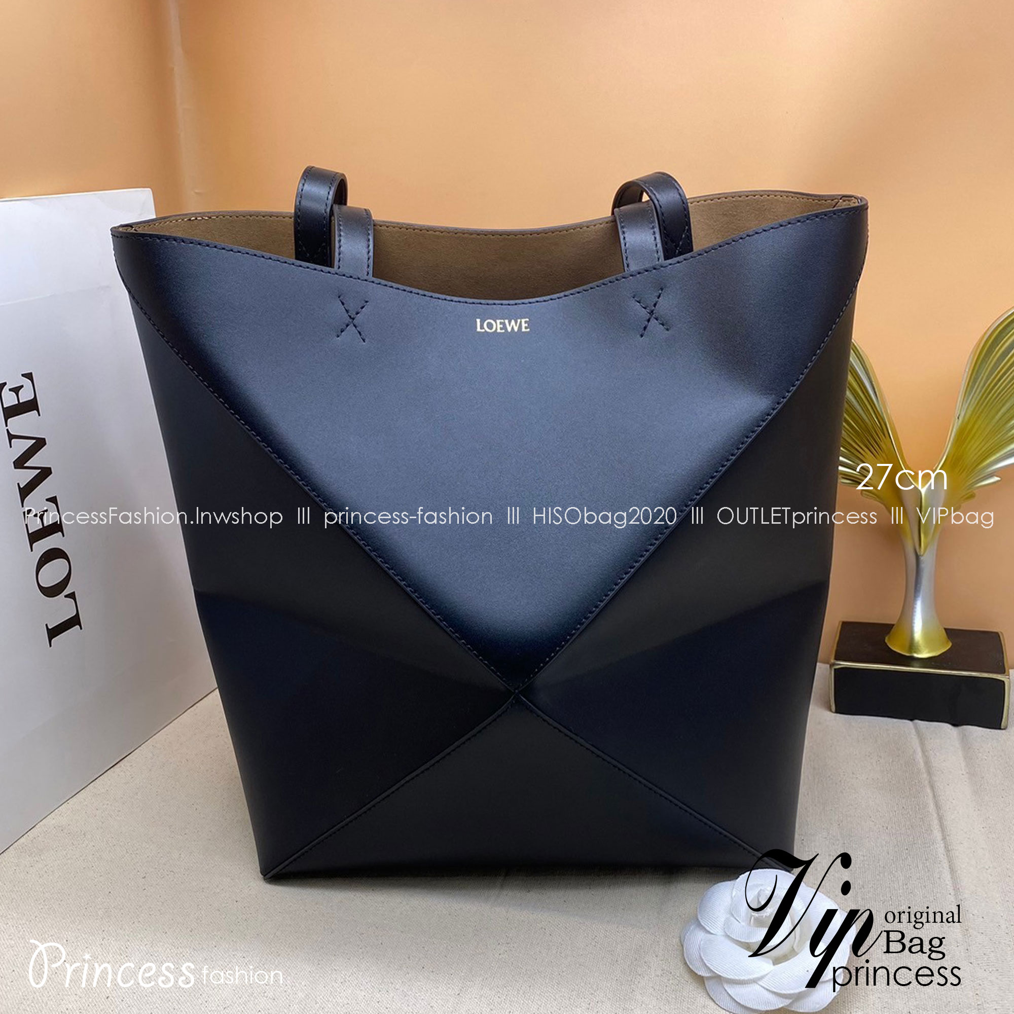 LOEWE Puzzle Fold Tote in shiny calfskin / LOEWE TOTE BAG 27cm พร้อมส่ง กระเป๋าทรงโท้ทใบใหญ่ ใช้งานง่ายเรียบหรู จุของได้เยอะ หนังเรียบสวยอยู่ทรงมาพร้อมสายสะพายยาวถอดได้ พับเก็บได้เป็นเอกลักษณ์