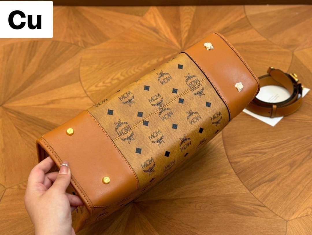 ORI | M.C.M MEDIUM MÜNCHEN TOTE IN VISETOS กระเป๋าโท้ทไซส์กลางจุได้เยอะ ใหม่ล่าสุด ใช้ได้ทั้งหนุ่มๆและสาวๆ รูปทรงคลาสสิค ดีไซน์เป็นเอกลักษณ์ แถมยังได้ใบลูกใส่ของจุกจิกได้อีก