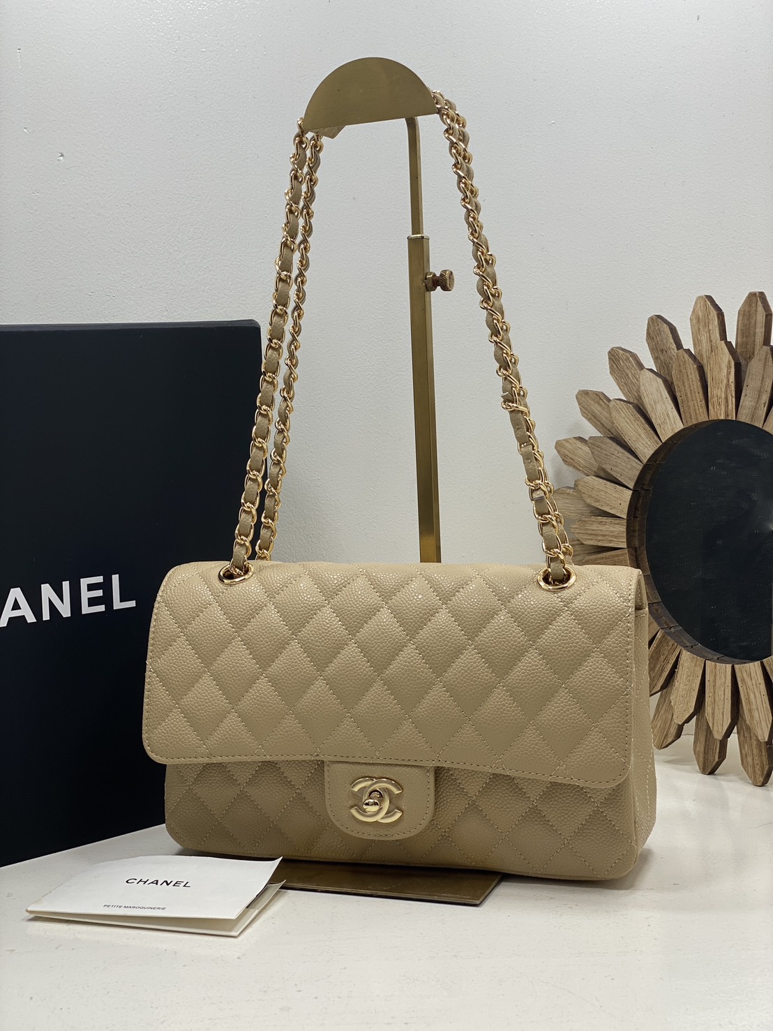 ORI หนังแท้ | CHANEL Classic Medium Flap Bag 25cm กระเป๋าสะพายคลาสสิกรุ่นยอดนิยมตลอดกาล ดีไซน์เรียบหรูหราขับผิว งานหนังแท้ อะไหล่ทองหรูหรา สุดยอดเดอะเบสท์ไอเท็ม