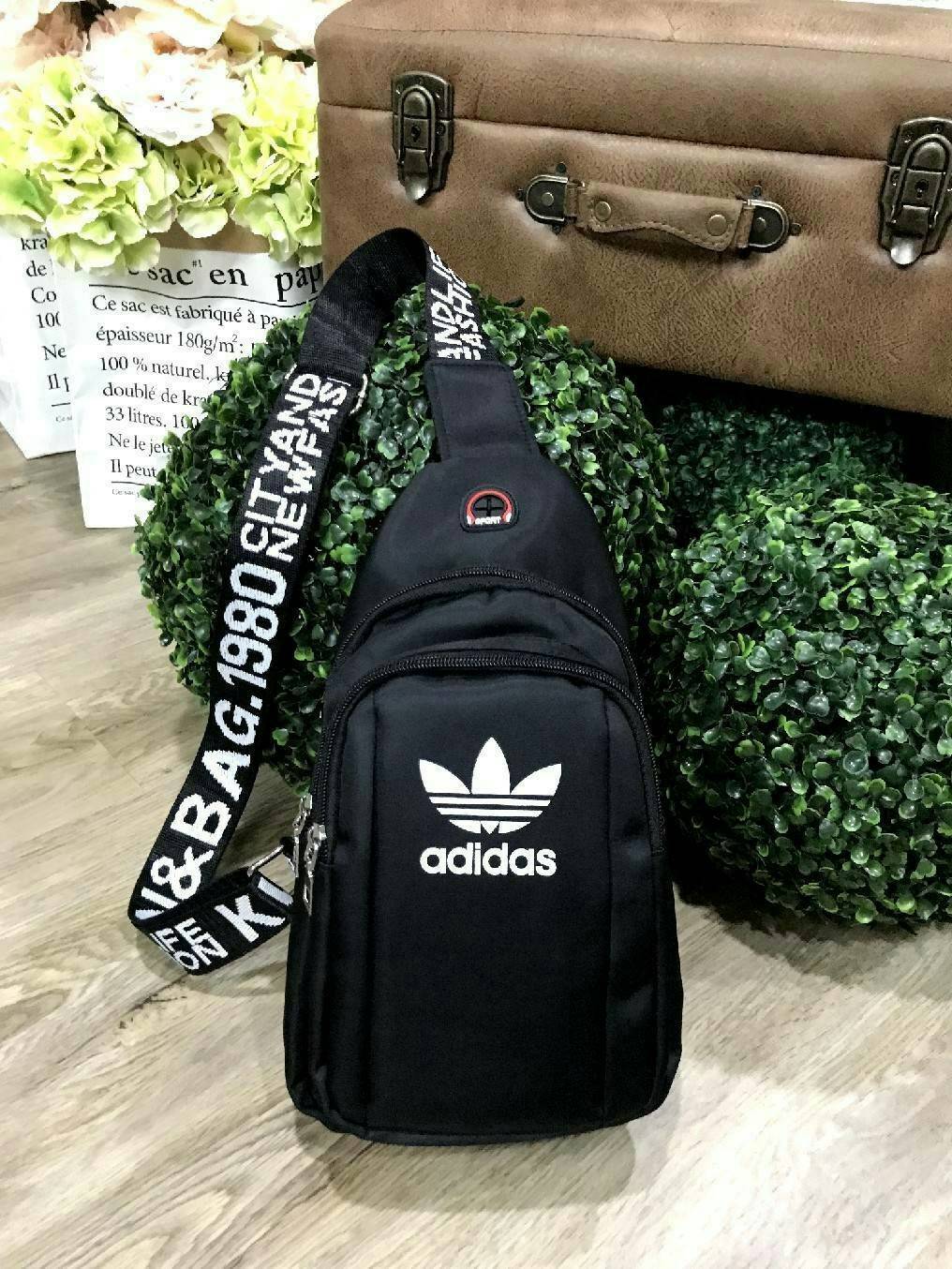 Adidas Factory Sport Originals Bag กระเป๋าสะพายสไตล์สปอร์ตดีไซน์สุดฮิตวัสดุไนล่อนเนื้อหนานิ่มกันน้ำทำความสะอาดง่าย ขนาดกำลังดี น้ำหนักเบา ด้านหน้ามีโลโก้แบรนด์เปิดปิดด้วยซิป มีช่องแบ่ง2ช่องเเยกเป็นสัดส่วน มีช่องใส่หูฟังหรือสายชาร์ตแบต Sport สายสะพายพิมพ์ล