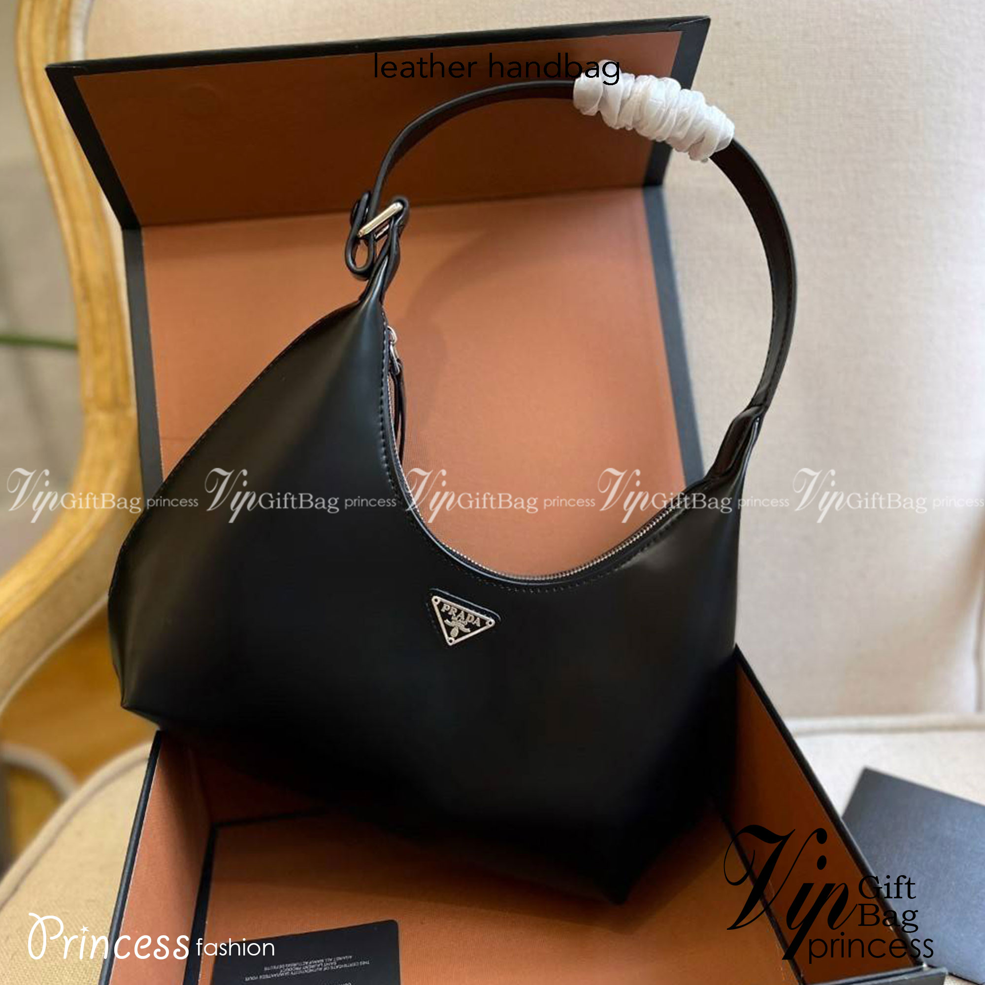 PRADA LEATHER HANDBAG ขนาดกะทัดรัด พกพาสะดวก Everyday look อะไหล่เงิน หนังเงาหนาอยู่ทรงสวย ด้านหน้ามีโลโก้แบรนด์ เปิดปิดด้วยซิป อะไหล่เงิน