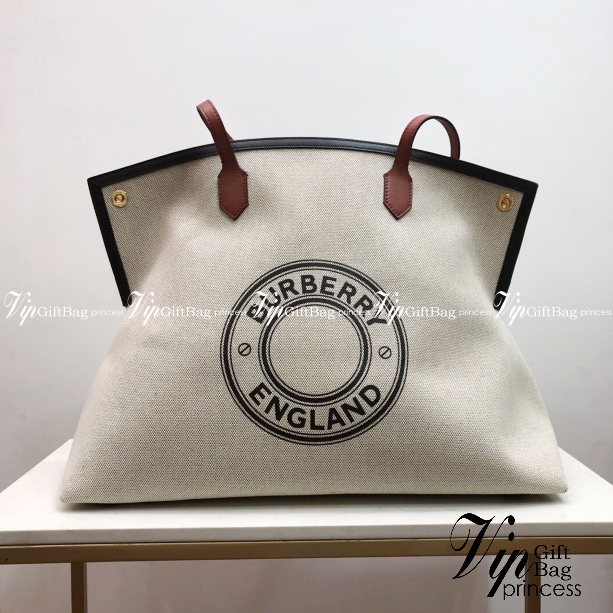 VIP 🥂 Burberry tote bag / BURBERRY FRAGRANCES TOTE BAG กระเป๋าสะพายทรงโท้ทผ้าแคนวาส ตัดขอบหนัง การตัดเย็บเดินด้ายสวยงามเลอร์ค่ามาก ดีไซน์สวย ทรงหรูดูไฮ รุ่นหายาก เป็นอีกหนึ่งรุ่นที่ดาราเซเลป ใช้กันเยอะมาก ประดับกระดุมแบรนด์สีทอง ที่มุมปากกระเป๋าทั