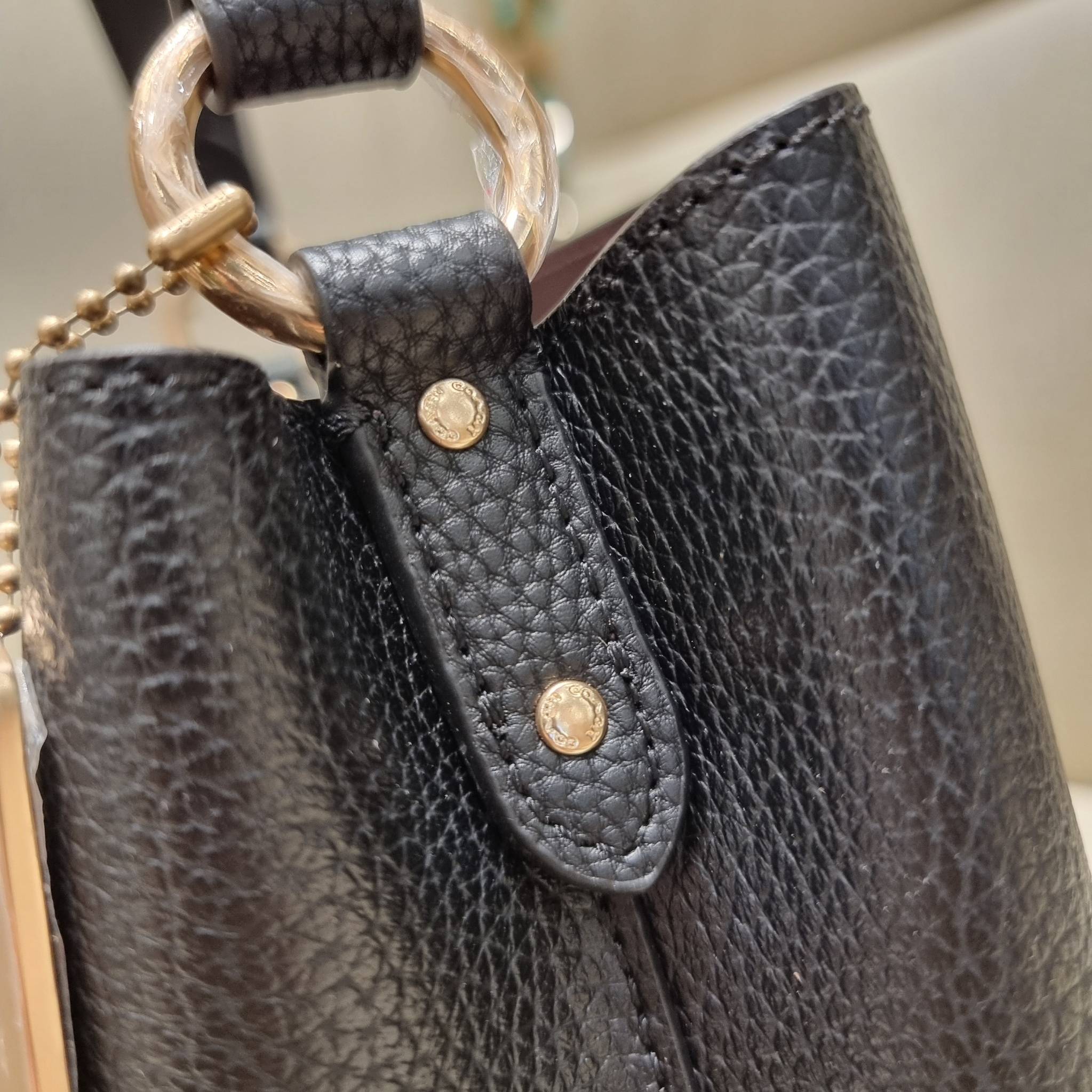 COACH 1011 SMALL TOWN BUCKET BAG รุ่นยอดนิยมใบเล็ก กระเป๋าทรงบัคเก็ต สีคลาสสิคเรียบหรู ตัดกับโลโก้สีทองดูโดดเด่น วัสดุหนัง pepble สวยคมทุกมุมจริงๆ!! เปิด-ปิดด้วยกระดุมแม่เหล็กทั้ง 2 ฝั่ง ภายในเป็นช่องโล่ง มาพร้อมสายสะพายปรับได้ตามตัว ขนาดใบนี้กำลังสวย สะพ