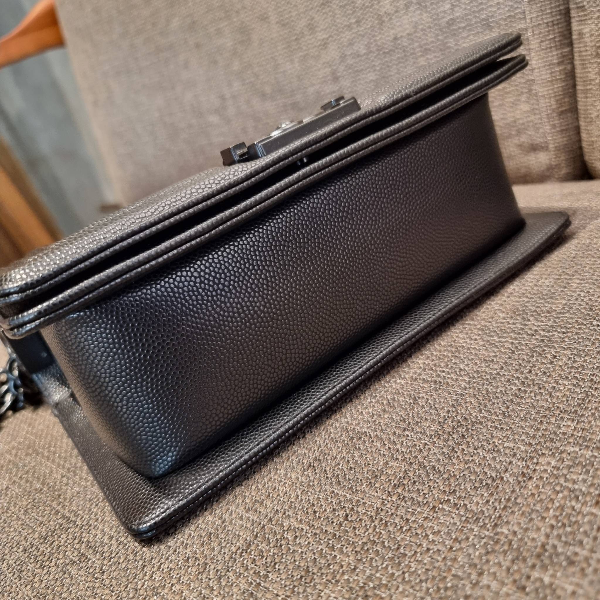 Chanel Boy 10" พร้อมส่งที่ไทย รุ่นสุดฮอต ดีไซน์อะไหล่ดำ เรียบหรูมากๆ!! วัสดุหนังลายคาร์เวีย ทรงคลาสสิคที่สาวๆห้ามพลาด!! ในราคาสุดคุ้ม เปิด-ปิดกระเป๋าด้วยตัวล็อค ภายในโล่งกว้าง ไซส์ใหญ่ใส่ของได้เยอะ มีช่องแยกในกระเป๋า มาพร้อมสายสะพายโซ่สลับหนังรองบ่า 