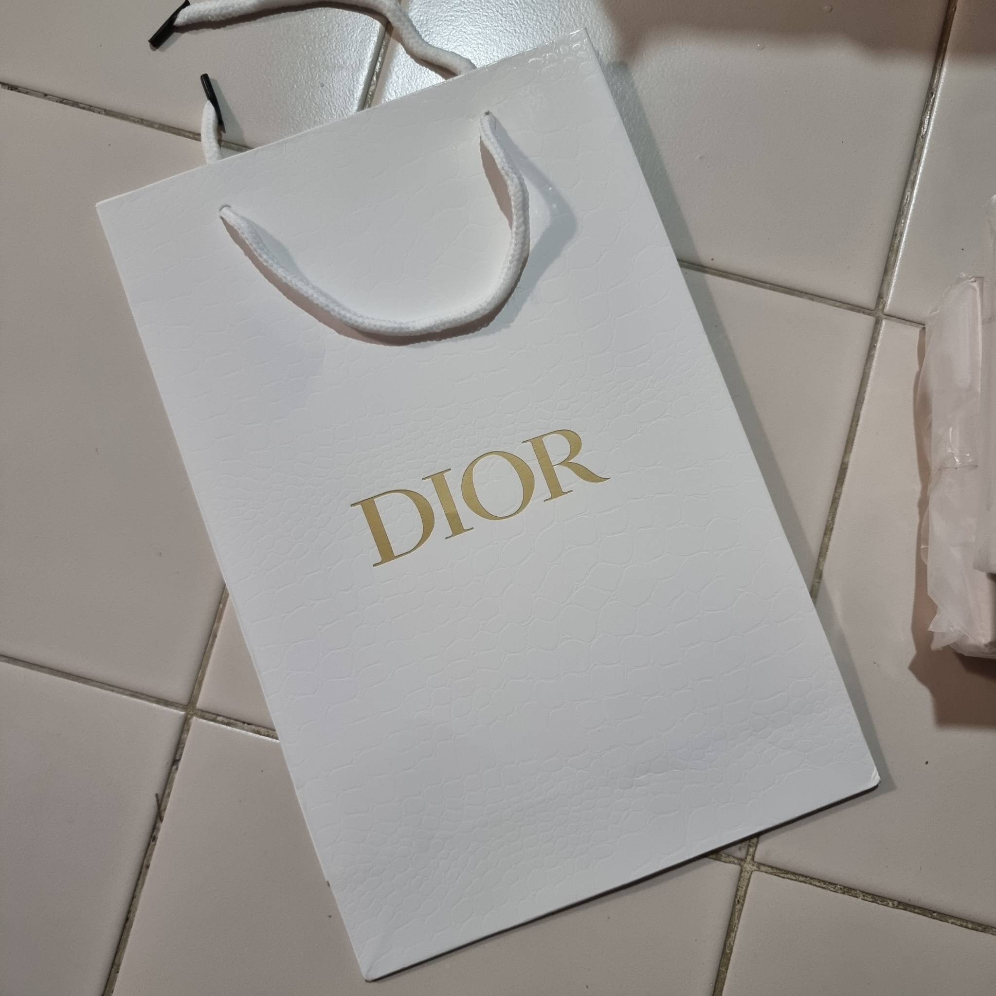 VIP 】CD MULTI WALLET WITH GWP กระเป๋าสตางค์ขนาดเหมาะมือ พรีเมี่ยมกิ๊ฟจากเคาน์เตอร์ ดีไซน์แปลกใหม่ ไม่ซ้ำใคร สลับเปิดได้ 2 ฝั่ง ตรงกลางเป็นช่องซิป วัสดุผ้าแคนวาสปักลาย สลับหนังแท้ภายใน ภายในมีช่องใส่บัตร ใส่ธนบัตรได้ สะดวกใช้มากๆ มาพร้อม box set ในราคาที่ถ