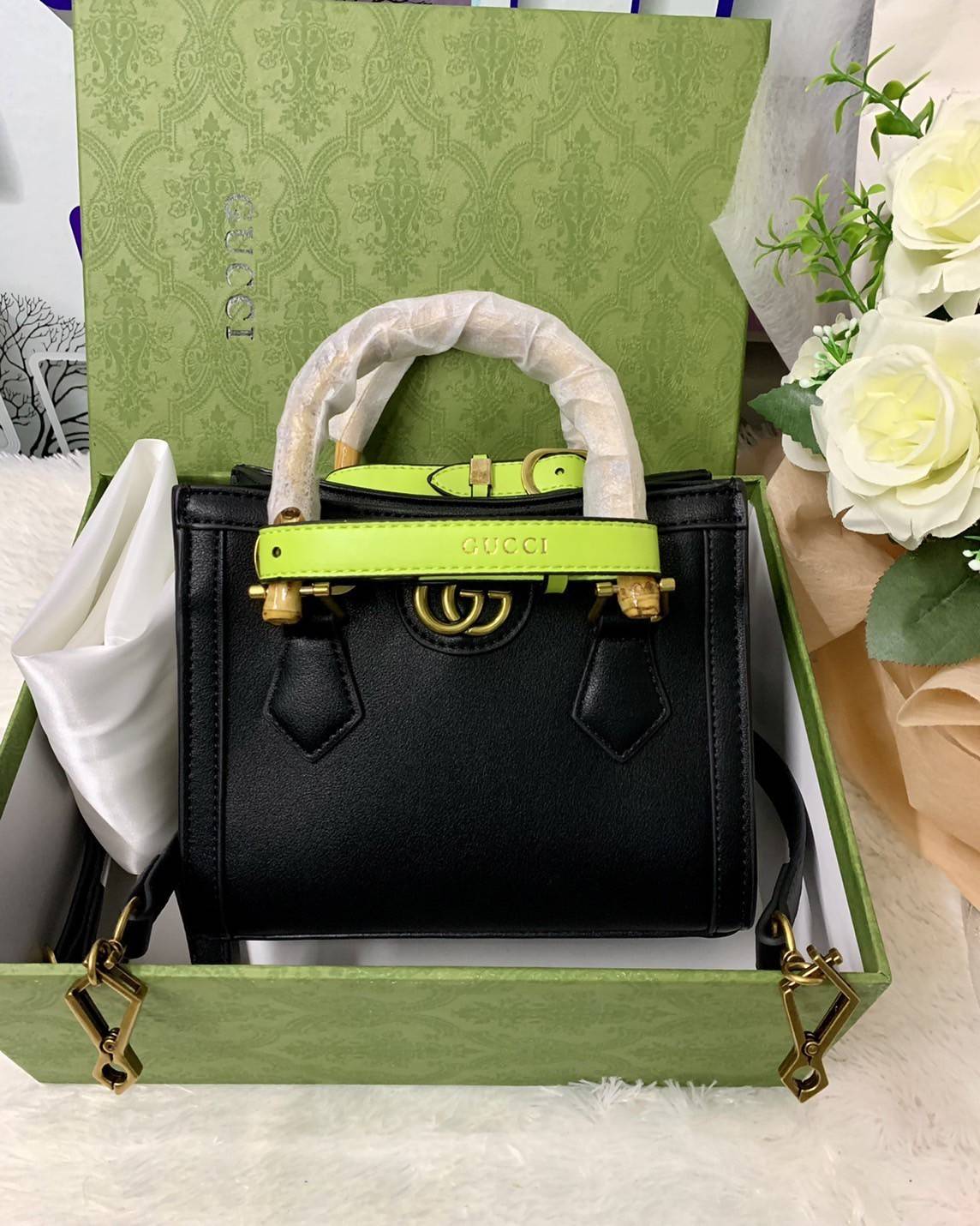 กระเป๋า GUCCI สไตล์งานหูไม้ไผ่ Size mimi รุ่น Gucci Diana Bag กระเป๋าสุดคลาสสิกดีไซน์มาใหม่พร้อมเข็ดขัดหนังสีสะท้อนแสงประดับตรงหูกระเป๋า กระเป๋าทรง tote วัสดุหนังแท้ (calfskin) อะไหล่ทอง ขนาดกำลังดี งานสวยตั้งอยู่ทรง มีสายสะพายยาว 1เส้น สามารถปรับระดับได้