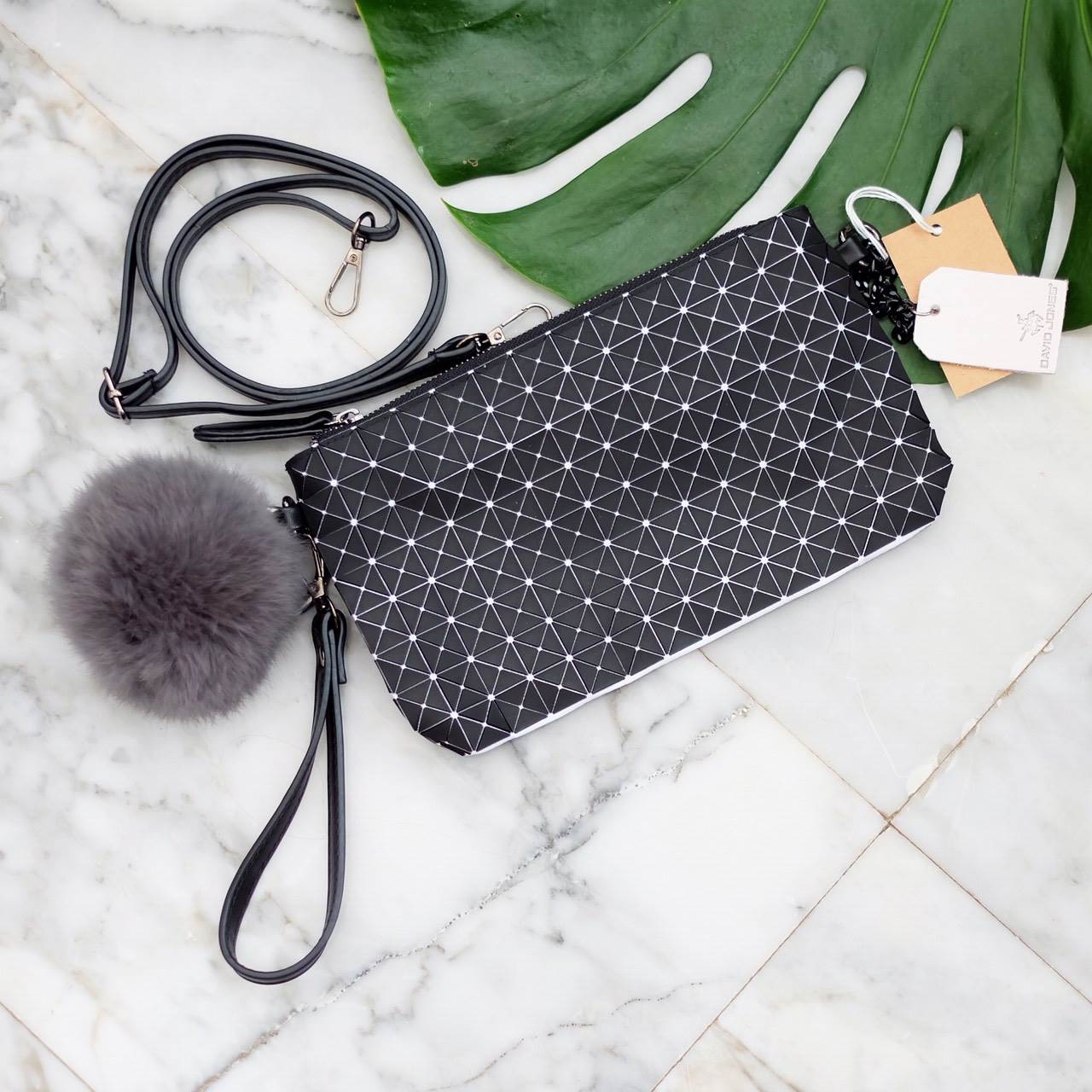 💥รุ่นขายดี สีเข้าเพิ่มค่า !!! เอาใจสาวๆ ที่ต้องการหากระเป๋าสะพายข้างใบเล็กๆเบาๆ สะพาย cross body สวย สะพายจบในใบเดียว แนะนำใบนี้เลยค่า อะไหล่ดำ เรียบหรูมากคะ จากแบรนด์ David Jones ตัวกระเป๋าสะพาย ปรับเก็บสายถือเป็น clutch bag ได้คะ มีสายคล้องข้อมื