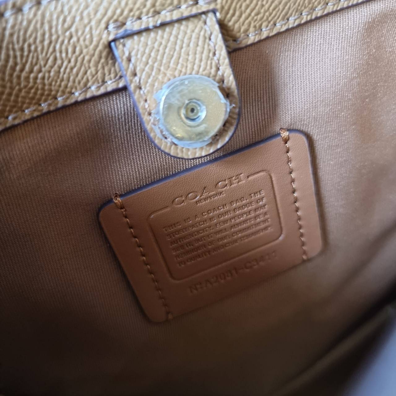 OUTLET 】COACH C3411 SMALL TOWN BUCKET BAG IN SIGNATURE CANVAS WITH DAISY PRINT สวยสดใสมาให้ถึงบ้านจ้า!! กระเป๋าทรงบัคเก็ตยอดฮิต รอบนี้น่ารักมุ้งมิ้งไม่เลิก ดีไซน์ลายดอกเดซี่คละรอบใบ วัสดุหนังแคนวาสเคลือบลาย ปากกระเป๋าเปิด-ปิดด้วยกระดุมแม่เหล็ก 2ฝั่ง มีหูจ