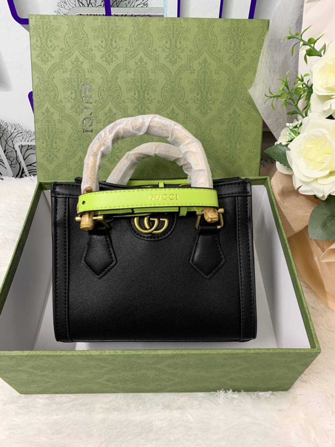กระเป๋า GUCCI สไตล์งานหูไม้ไผ่ Size mimi รุ่น Gucci Diana Bag กระเป๋าสุดคลาสสิกดีไซน์มาใหม่พร้อมเข็ดขัดหนังสีสะท้อนแสงประดับตรงหูกระเป๋า กระเป๋าทรง tote วัสดุหนังแท้ (calfskin) อะไหล่ทอง ขนาดกำลังดี งานสวยตั้งอยู่ทรง มีสายสะพายยาว 1เส้น สามารถปรับระดับได้