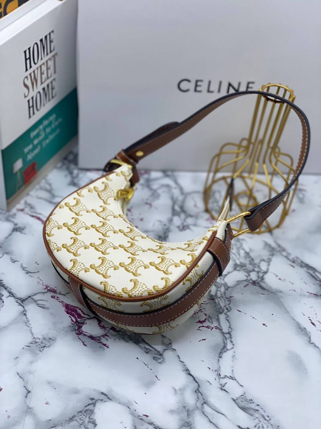 VIP 】หนังแท้ CELINE MINI AVA IN TRIOMPHE CANVAS AND CALFSKIN TAN กระเป๋าถือ/คล้องไหล่ ขนาดมินิน่ารัก สาวๆสายคิ้วตี้ไม่ควรพลาดเลยค่าา น่ารักมากกๆๆ แต่ยังคงเรียบหรูและคลาสสิก ทั้งลายที่แสนโดดเด่น และสายแบบเข็มขัดก็เข้ากันได้ดีสุด ๆ ไม่มีโลโก้ใด ๆ ประทับอยู่