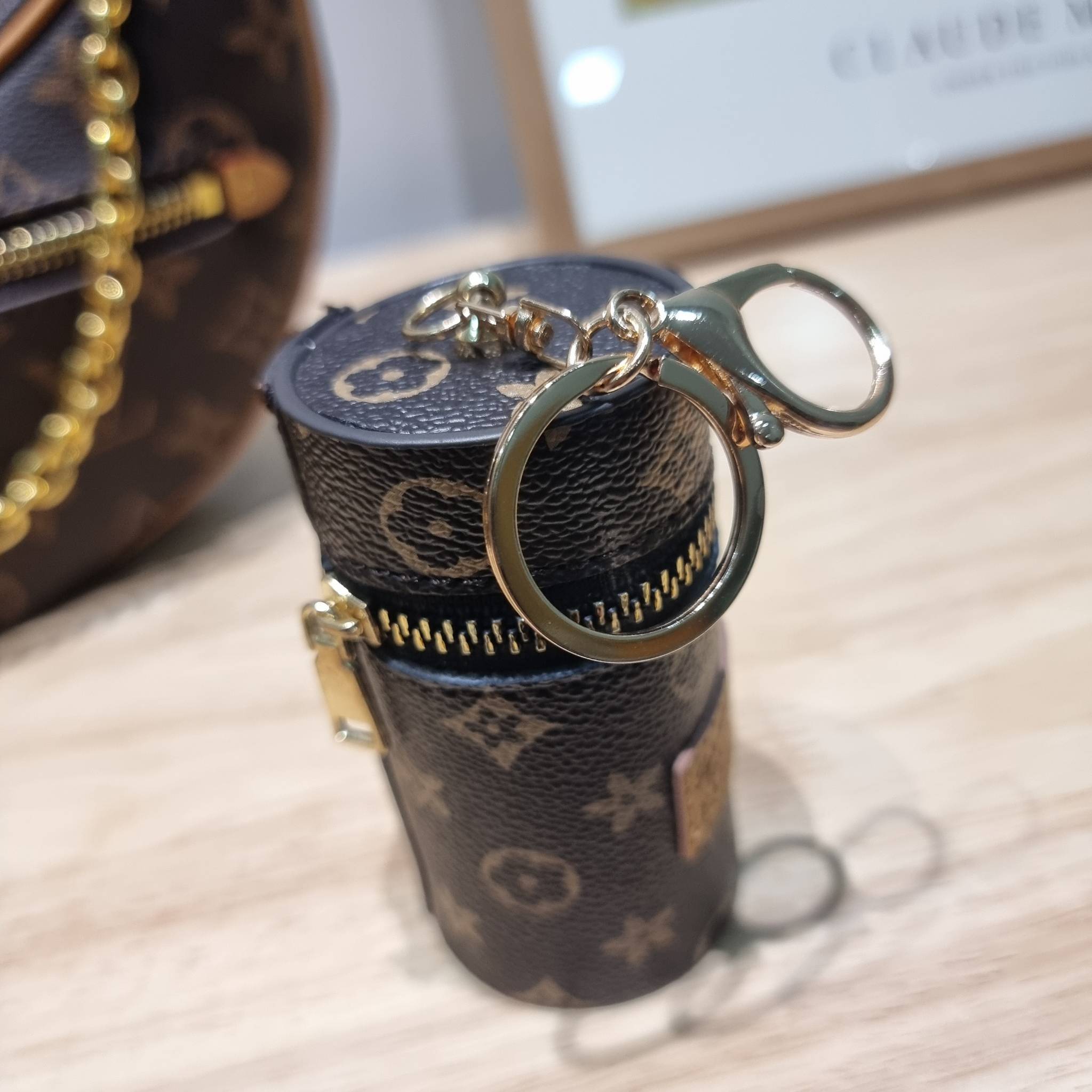 LV loop bag New in!! กับ box set ชวนสะสม ที่จับเอารุ่นยอดฮิต มามิกซ์รวมกับไอเท็มสุดคุ้มของมันต้องมี!! จัดเรียงให้อยู่ในกล่องสุดหรู ไม่ว่าจะตัวกระเป๋า กระเป๋าสตางค์ กระเป๋าจิ๋ว ใบไหนๆก็นำมาใช้งานได้จริง คุ้มค่ามากๆ แถมฟรี! ริบบิ้นลายลิมิเต็ด รวมรวบไว้ให้ได