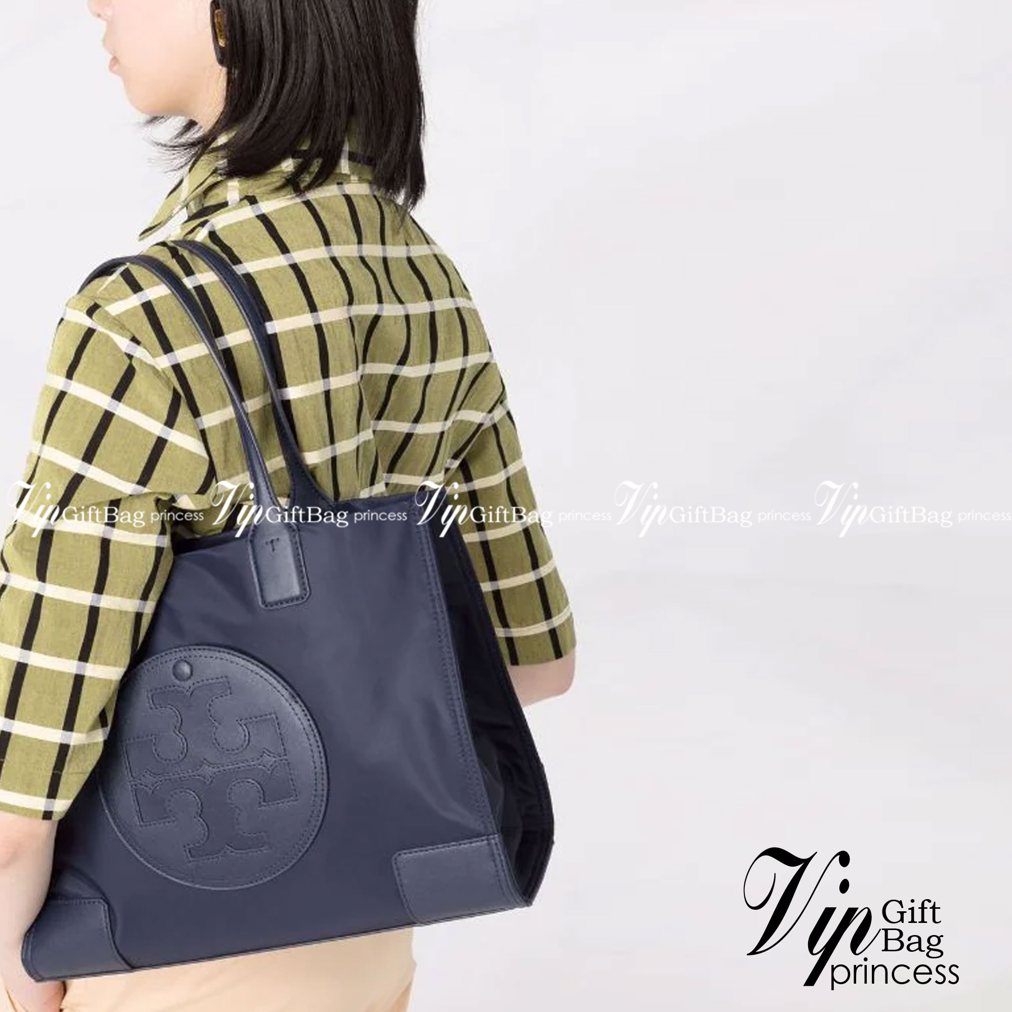 กระเป๋าทรงโท้ทใบใหญ่ TORY BURCH ELLA TOTE BAG วัสดุ NYLON ทั้งใบตัดด้วยหนังสีดำ แต่งโลโก้แบรนด์ด้านหน้า ด้านข้างมีกระดุม สามารถขยายทรงได้ ด้านในเปิดปิดด้วยกระดุมแม่เหล็กฝัง ช่องกว้างหลักหนึ่งช่องและช่องซิปอีกช่อง สามารถใส่แล็ปท็อปได้สบาย ใบใหญ่เว่อวัง ไอเ