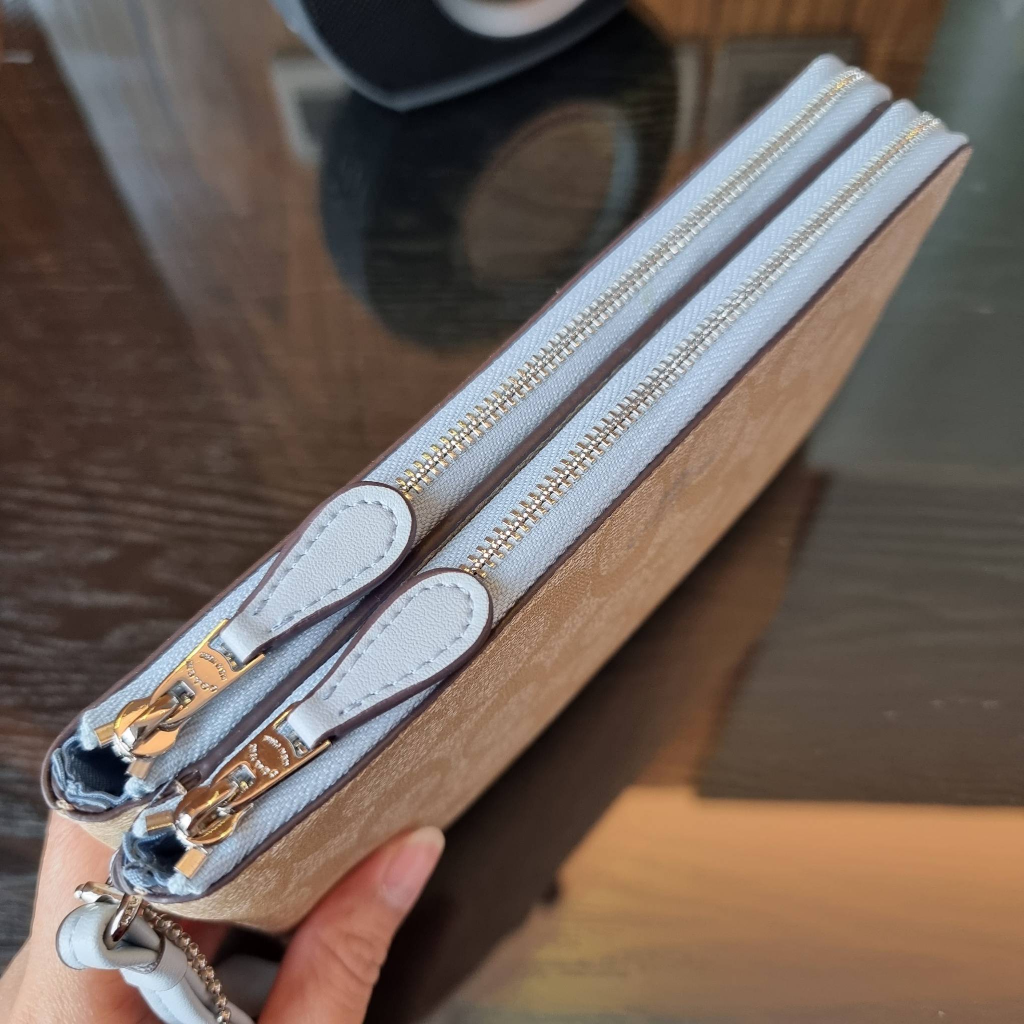 COACH F54057 DOUBLE ZIP WALLET IN SIGNATURE กระเป๋าคล้องมือ size L ใบนี้ใส่มือถือได้ทุกรุ่น ขนาดกำลังดี พกพาสะดวกมากๆ วัสดุหนังสังเคราะห์ ภายในเป็นผ้าสีสวยคม ใส่ธนบัตร ใส่บัตรได้เยอะ ใส่มือถือได้สบายๆทุกรุ่น ตอบโจทย์สาวๆที่ไม่ชอบพกเยอะวุ่นวายจ้า ใบนี้เอาอ