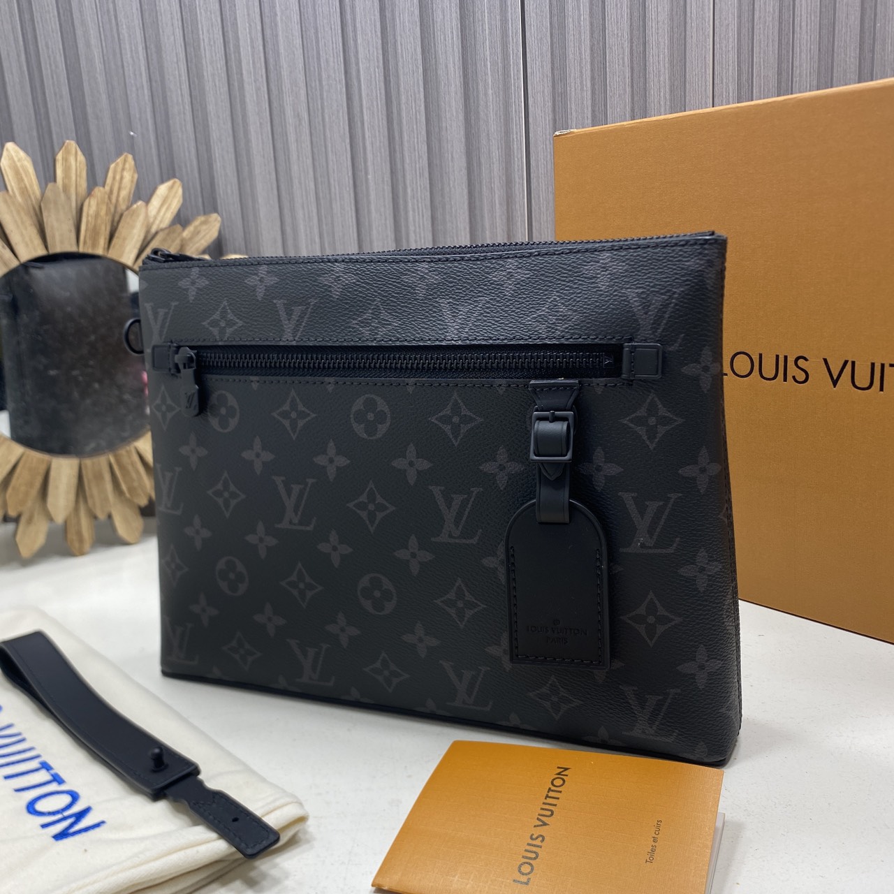 TOP ORI หนังแท้ | LV Takeoff Pouch Clutch Bag กระเป๋าทรงคลัช แคนวาสสุดคลาสสิกของเมซง มีขนาดกะทัดรัดสามารถพกพาแทนกระเป๋าเอกสารแบบดั้งเดิม ช่องกระเป๋าหลักขนาดใหญ่เพียงพอสำหรับใส่แท็บเล็ต