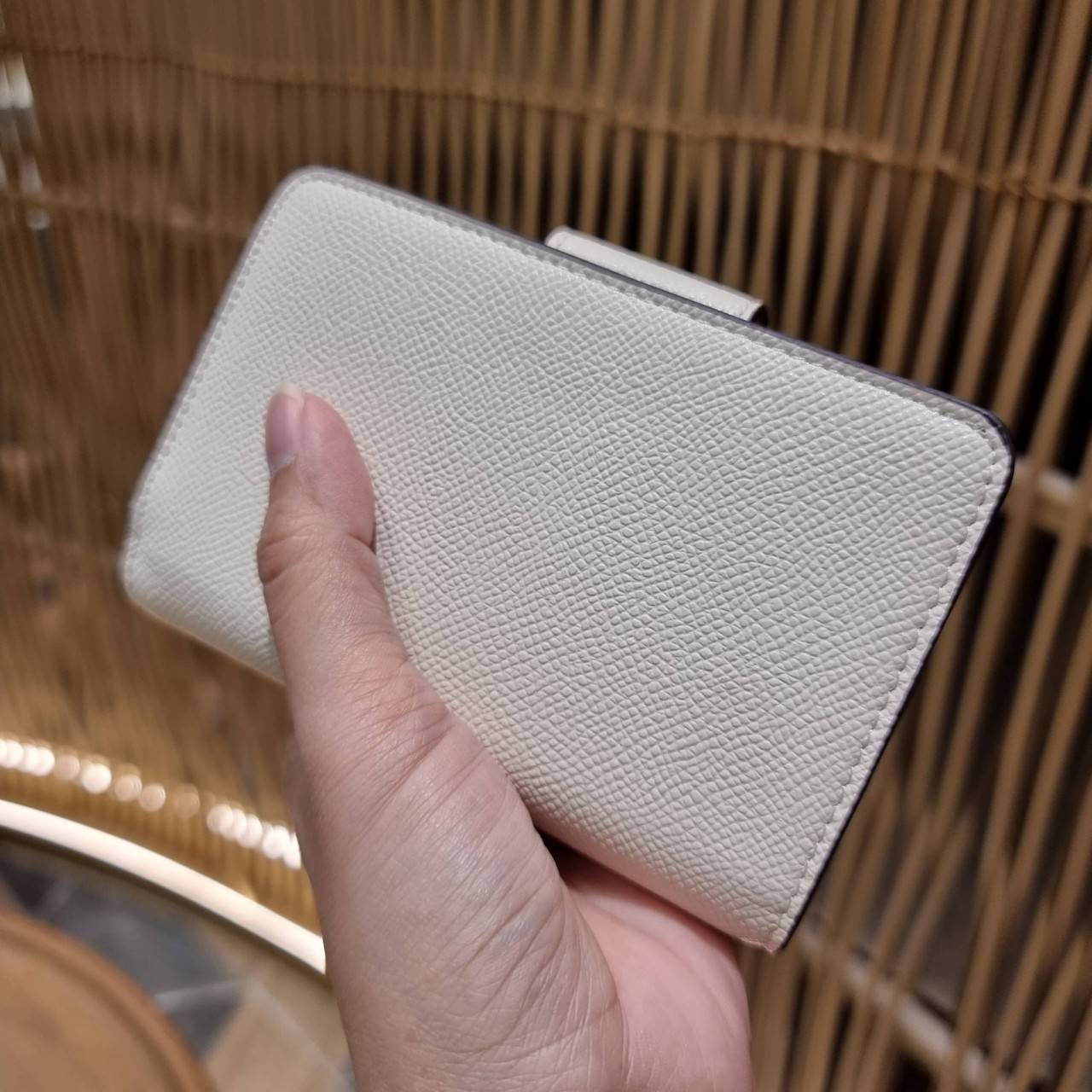 COACH 6390 MEDIUM CORNER ZIP WALLET เดอะเบสท์รุ่นที่สาวๆตามหา!! ดีไซน์ใหม่ สวยสะกด!! กระเป๋าสตางค์ใบกลาง สีคลาสสิค เรียบแต่แฝงความหรู บอกเลยว่ามันละมุนมาก!! ด้วยวัสดุหนัง crossgrain ที่ดูแลรักษาง่าย และยังดูผู้ดี ถือใช้แล้วขับผิวทุกสี ภายในมีช่องใส่บัตรแล