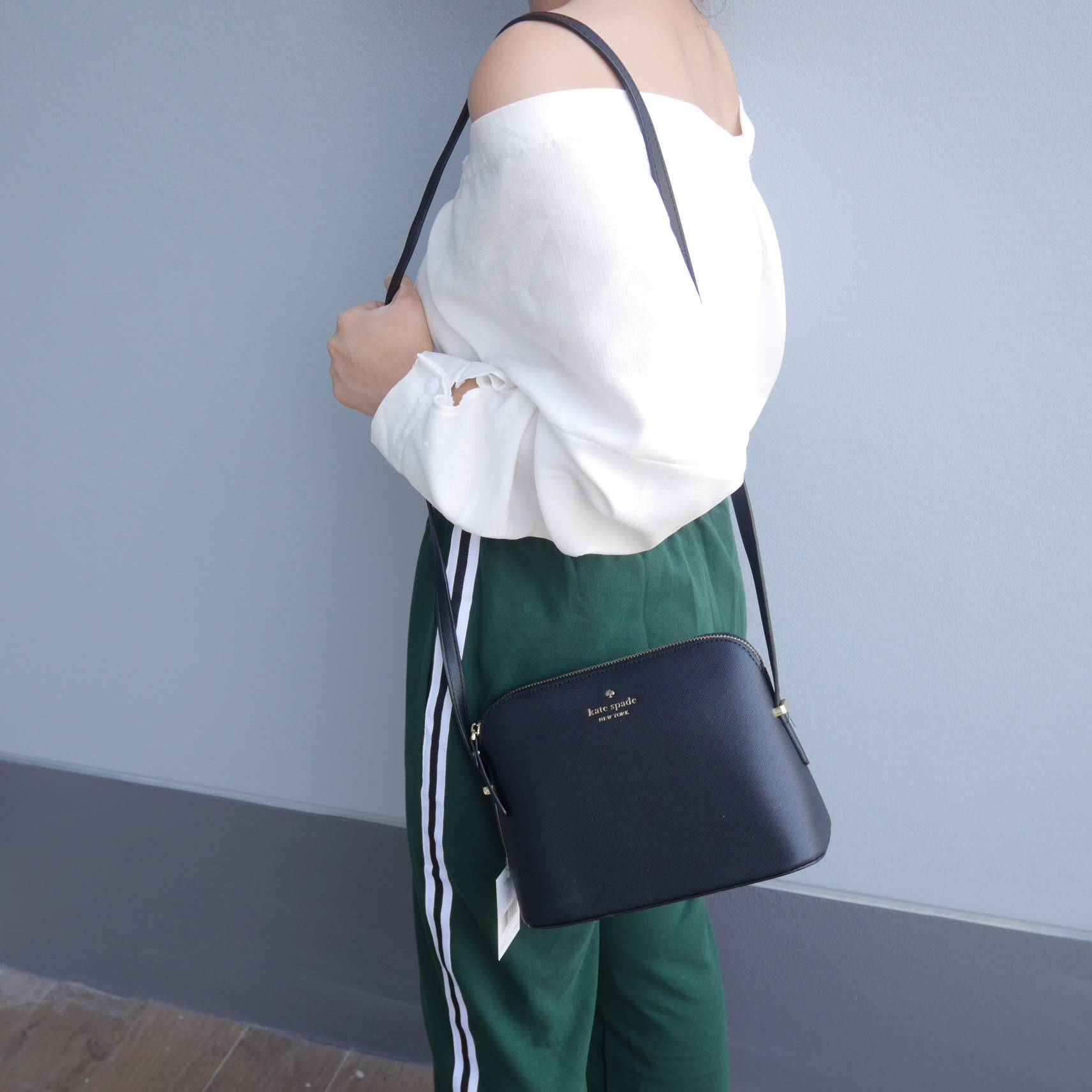 KATE SPADE CEDAR STREET MANDY แบรนด์ดังจากอเมริกาสุดฮิตของวัยรุ่น กระเป๋าสะพาย หนัง saffiano ขนาดน่ารักกำลังดี เปิดปิดด้วยซิปเดียวด้านบน ภายในมีช่องเล็ก1ช่อง ใส่มินิไอแพคได้ ความยาวสาย 117cm ปรับได้ถึง5ระดับ รุ่นฮิตอีกรุ่นที่ไม่ควรพลาดเลยคร้า