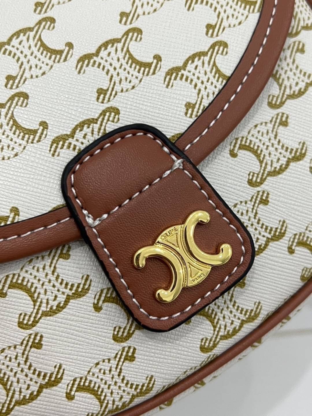 CELINE MINI BESACE IN TRIOMPHE CANVAS กระเป๋าทรงครอสบอดี้ ลายโมโนแกรมวินเทจ รุ่นที่ดาราเกาหลีใช้กันเยอะมาก และเป็นอีกหนึ่งใบที่ครองใจสาวๆ ทั้งในไทยและเทศ