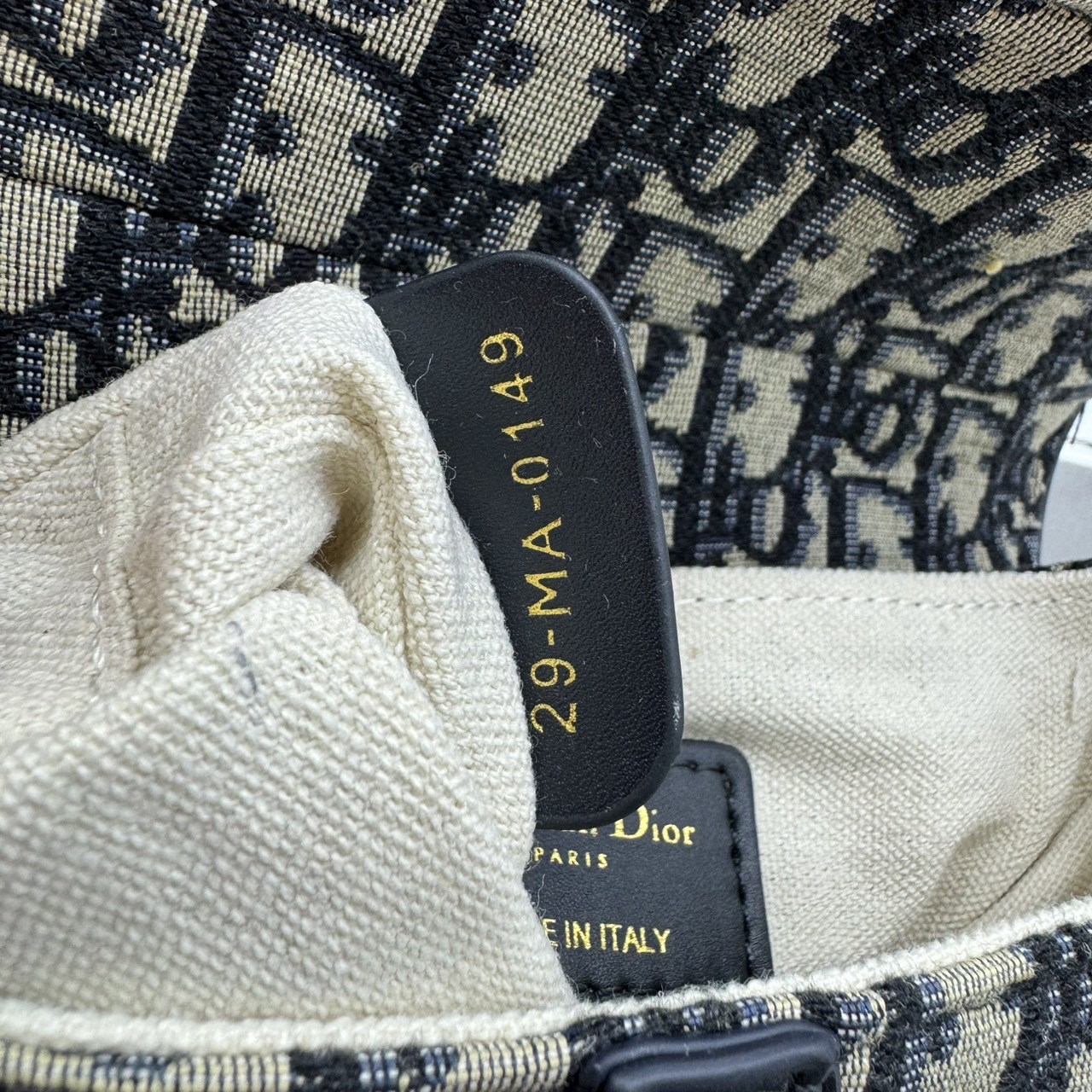 DIOR Mini Saddle Bag with Strap Blue Dior Oblique Jacquard / Black Grained Leather กระเป๋าสะพายทรงอานม้าเอกลักษณ์ของแบรนด์แห่งตำนานความหรู