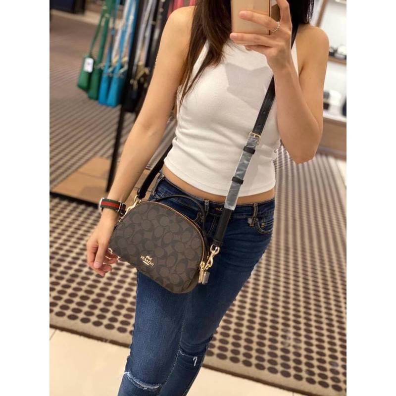 OUTLET 】COACH 1591 SERENA SATCHEL IN SIGNATURE CANVAS กระเป๋าสะพายคอลเลคชั่นยอดฮิต ดีไซน์ลุคผู้ดี ต้องยกให้น้องใบนี้เลย!! จัดสีขายดี สีลุคคุณหนูมาให้ สวยตาแตก!! วัสดุหนังแคนวาส เปิด-ปิดด้วยซิป 2 ช่องหลัก ภายในเป็นช่องโล่ง เก็บของได้แบบสบายๆ ใส่มือถือได้ทุ