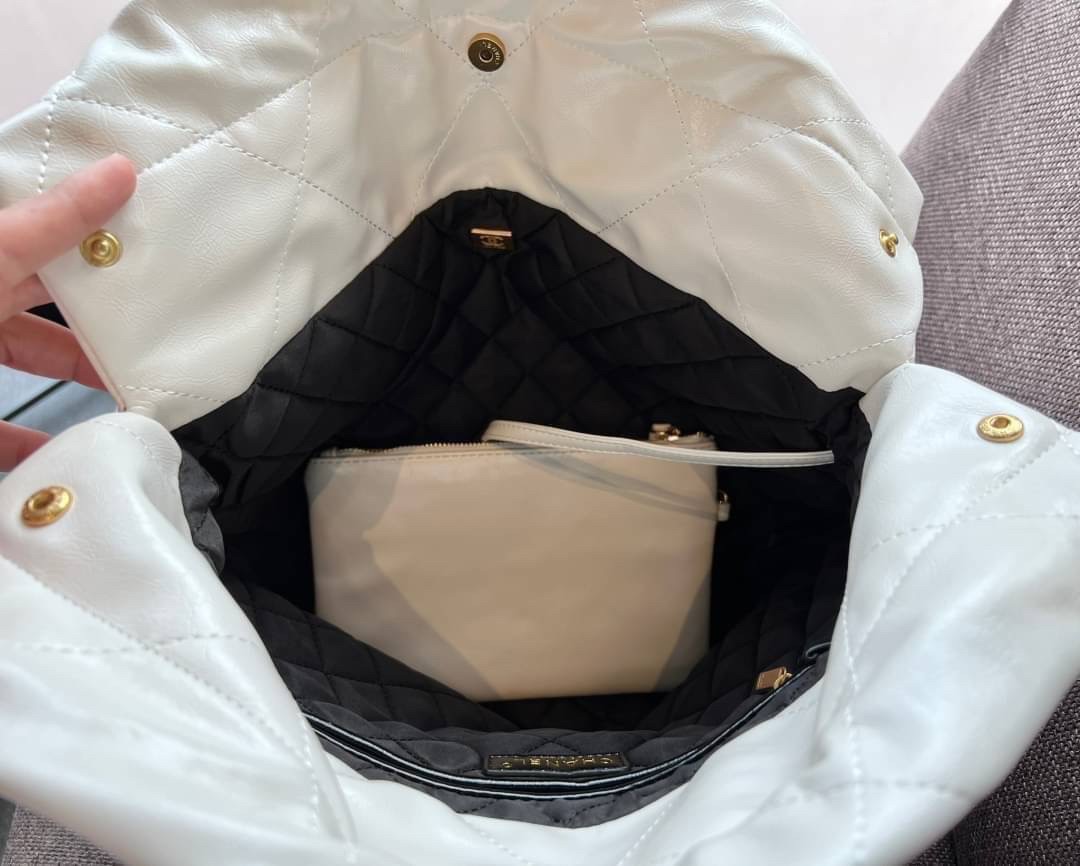 CHANEL 22 LEATHER HANDBAG พร้อมส่ง 2 สี ทรงยอดฮิตในปี 2023 กระเป๋าหิ้วหรือคล้องไหล่ได้ หนังอย่างดี หนังนิ่มมากๆ ยืดยุ่นได้ดีมีความทนทาน