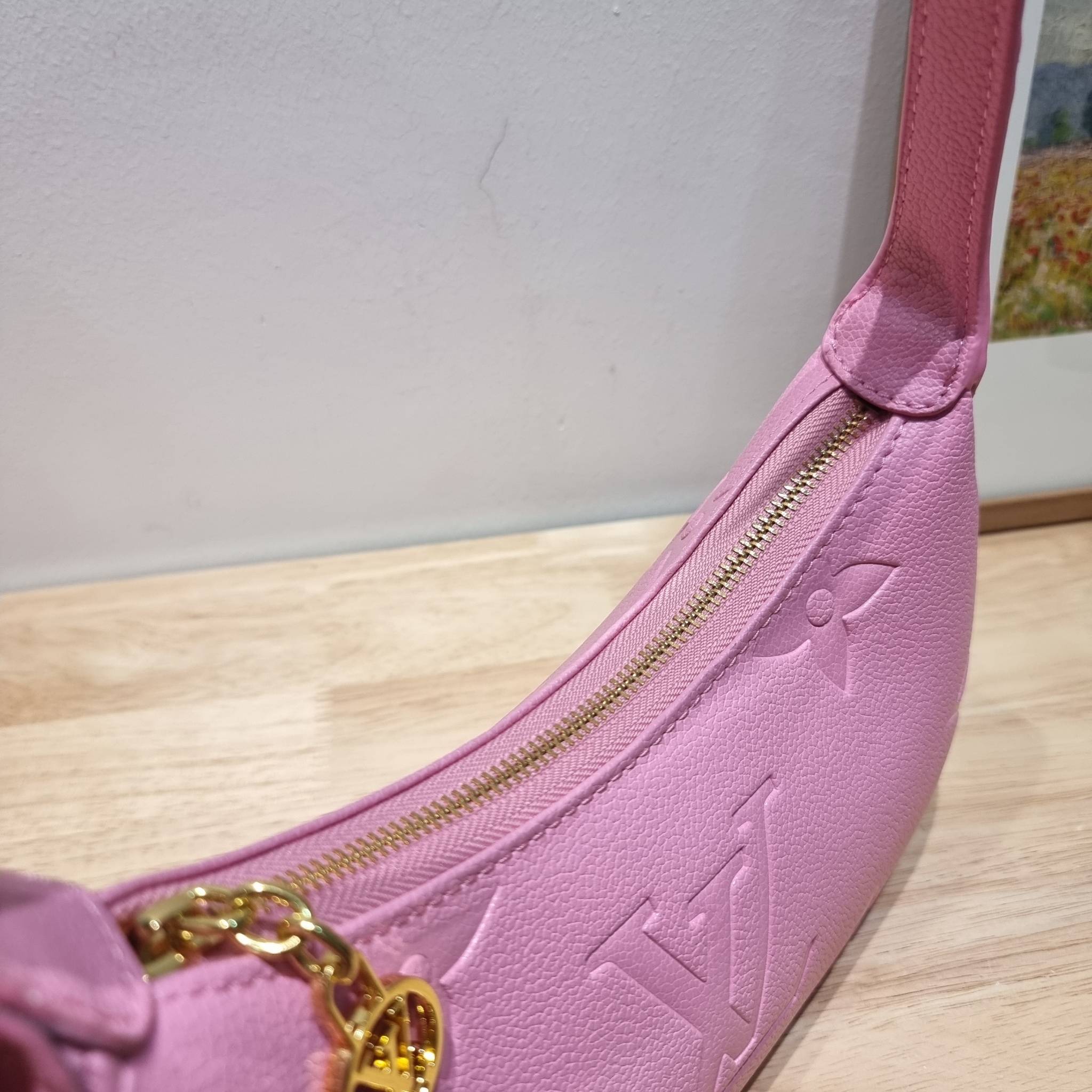 LV Mini Moon Monogram Empreinte Leather ใหม่ล่าสุด สวยสับ สวยตัวแม่ ไอเท็มเก๋ๆ ใบเดียวก็เลิศ กับกระเป๋าสะพายทรงพอช ขนาดกำลังน่ารัก พกพาง่าย รูดใช้งานสะดวกด้วยซิป ภายในเป็นช่องโล่ง มีช่องซิป ส่วนสายสะพายปรับสั้นยาวได้ตามเหมาะสม ดูดี ดูแพงทุกสี