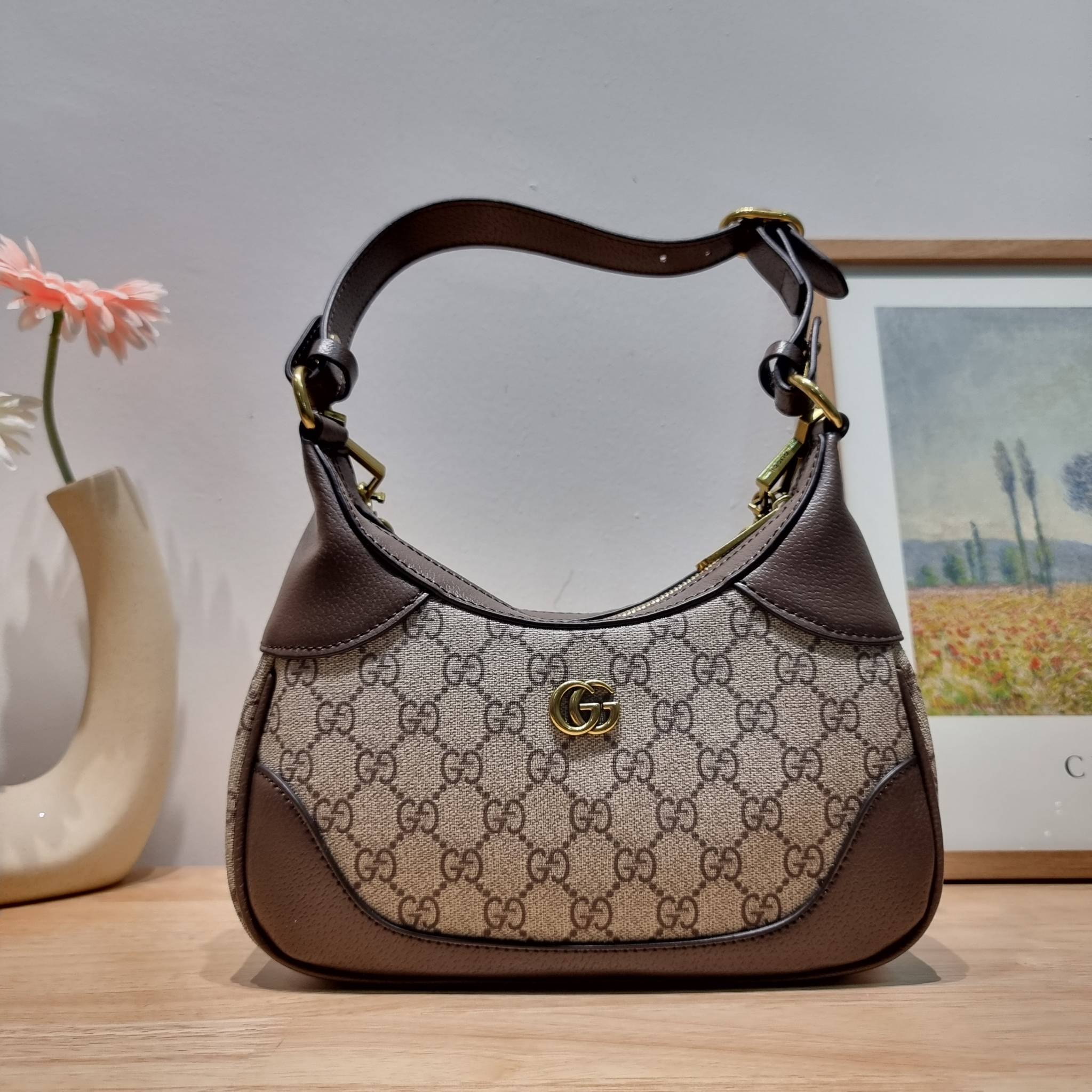 GUCCI Aphrodite small shoulder bag / GC crossbody pouch bag กระเป๋าสะพายทรงคลาสสิค ดีไซน์ย้อนยุคผสานความโมเดิร์นด้วยรูปทรงพอช ที่ใช้งานได้ทุกสไตล์ วัสดุหนังแคนวาส ทนทาน ภายในกระเป๋าเป็นช่องโล่ง สายสะพายมีลูกเล่นหลากหลาย มีให้ทั้งแบบโซ่คล้องไหล่ สายหนังที่