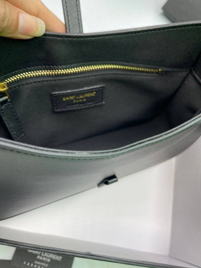 3สี VIP GIFT 】หนังแท้ Saint Laurent Le 5 à 7 Leather Hobo Bag รุ่นยอดนิยม รุ่นหายาก รุ่นที่สาวๆตามหา ใบนี้เลย!! สวยหรู กระเป๋าสะพายไหล่ ดีไซน์อยู่ทรง คลาสสิคแฝงความหรูด้วยโลโก้สีทองอร่ามโดดเด่น วัสดุหนังเรียบ สาวๆที่รออยู่ต้องรีบจัด รีบมีเป็นของตัวเองกันน