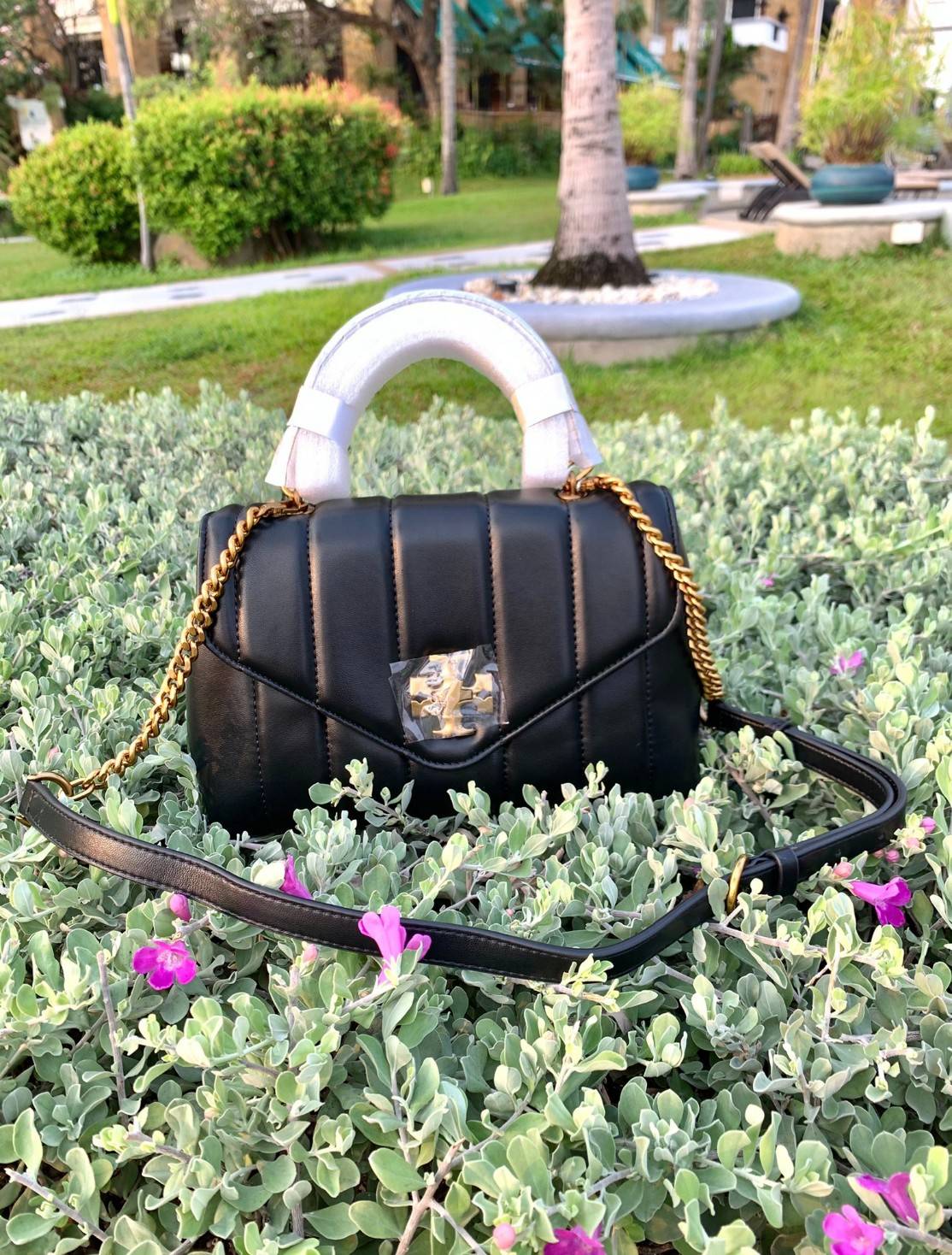 TORY BURCH KIRA QUILTED SMALL BAG พร้อมส่งที่ไทย ไม่ผิดหวังแน่นอนค่ะ! กระเป๋าหิ้วหรือสะพายข้างได้ วัสดุหนังแกะแท้ทั้งใบ ((หนังแกะจะมีคุณภาพดีเงานิ่มและแพงกว่าหนังวัวจ้า)) หนังนิ่มสวยงามมากๆค่ะ เปิดปิดกระเป๋าแบบหมุนล็อคแบบโลโก้แบรนด์ ใช้อะไหล่คลาสสิคดูหรูเ