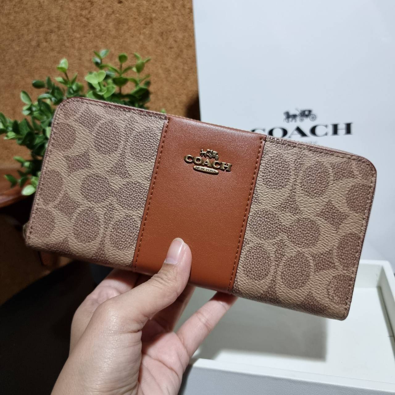 ของแท้ 💯% COACH 31546 ACCORDION ZIP WALLET IN COLORBLOCK SIGNATURE CANVAS กระเป๋าสตางค์ใบยาวรุ่นขายดี!! ขายหมดทุกสี!! 🔥🔥 สาวๆต้องยกให้เป็นไอเท็มที่ขาดไม่ได้เลยน้า วัสดุหนังแคนวาสเคลือบ ภายในเป็นหนังแท้ เปิด-ปิดด้วยซิปรอบ ใส่บัตรได้