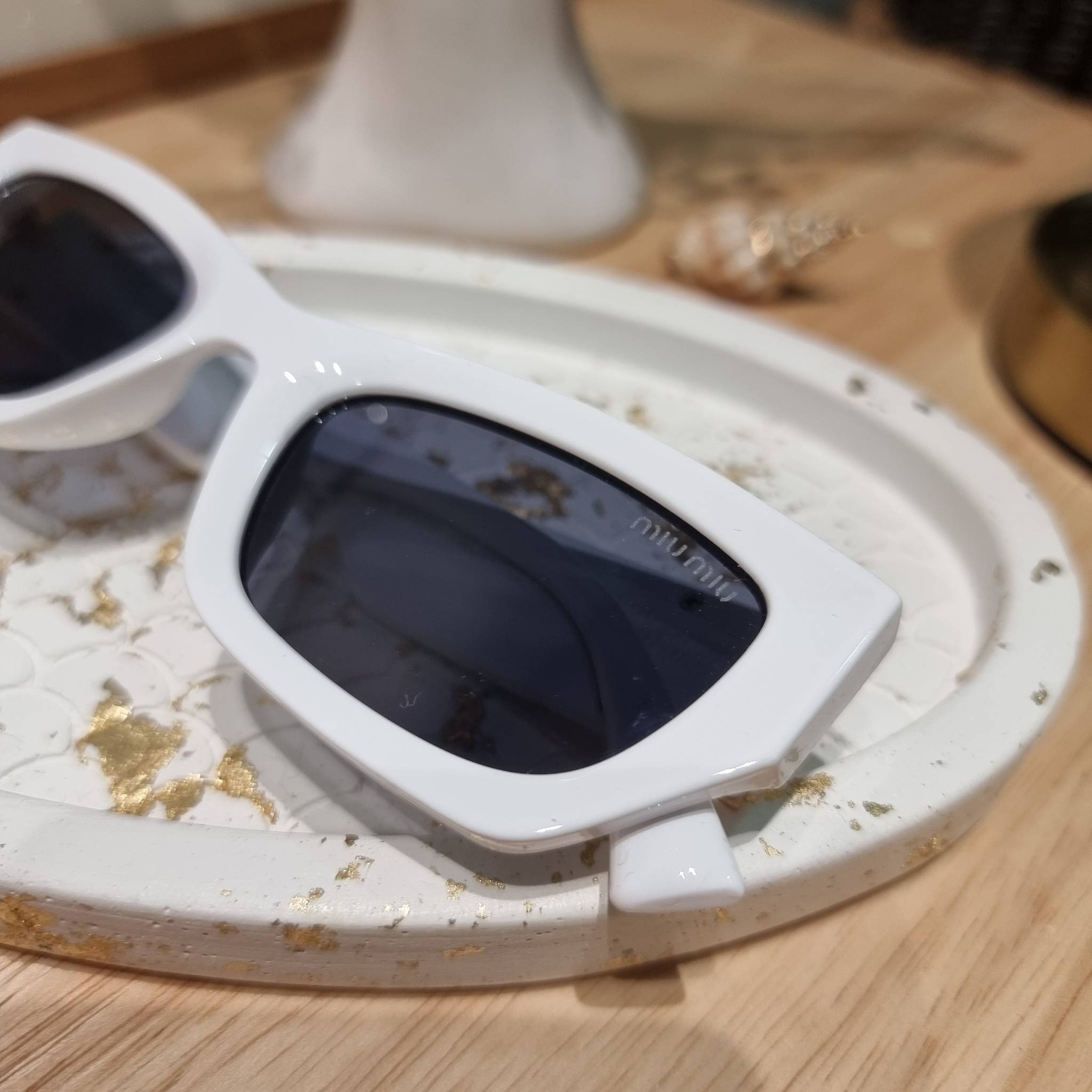 MIU MIU Sunglasses UV protection มาพร้อมอุปกรณ์ครบเซ็ท สวยปัง สวยตะโกน มีพกติดตัวไว้ไม่ตกเทรนด์ ใส่เสริมโหงวเฮ้ง ดูผู้ดี ใช้ได้ทุกโอกาส ทุกสถานการณ์ ใส่ที่บ้านถนอมสายตา ใส่ออกข้างนอกกันแดด กันลม กันฝุ่นก็มั่น ก็เลิศทั้งหมด