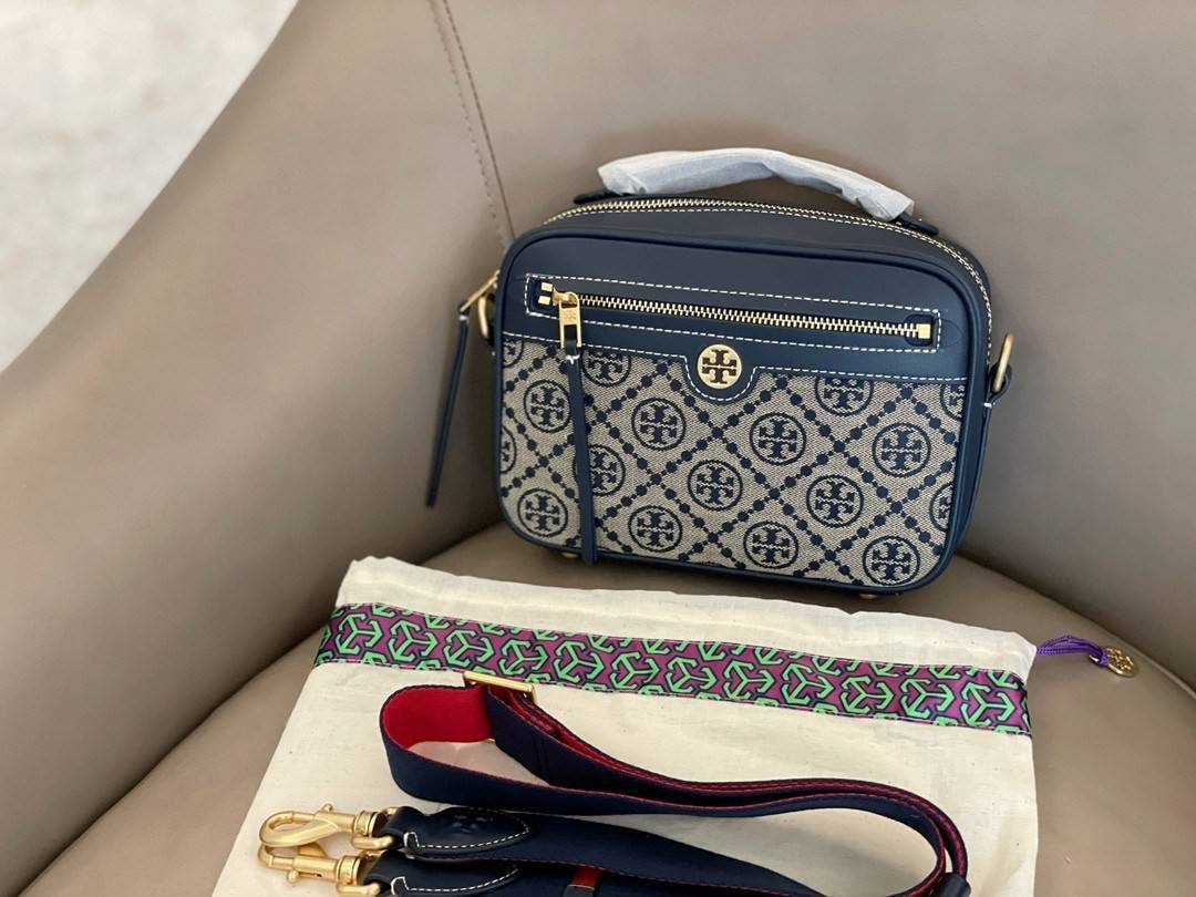TORY BURCH T MONOGRAM JACQUARD CAMERA BAG การออกแบบที่เรียบง่าย แต่ยังคงความหรูหราเอาไว้ โดดเด่นด้วยลวดลาย T Monogram