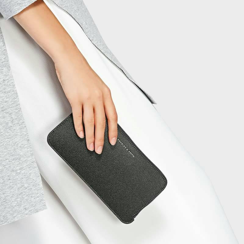Charles & Keith Zip Wallet กระเป๋าสตางค์ใบยาว บาง พกพาสะดวก แถมกระเป๋าใบเล็กใส่บัตรให้อีก 1 ใบ เปิด - ปิดกระเป๋าด้วยซิป ภายในมีช่องใส่บัตรหลายช่อง และช่องใส่ธนบัตร ใบจริงสวย น่าใช้ทุกสีเลยค่าา
